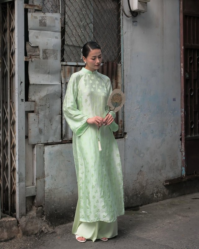 Những kiểu áo dài gam màu xanh lá 'lên sóng' cho mùa Tết Ất Tỵ- Ảnh 5. Những kiểu áo dài gam màu xanh lá 'lên sóng' cho mùa Tết Ất Tỵ- Ảnh 5.