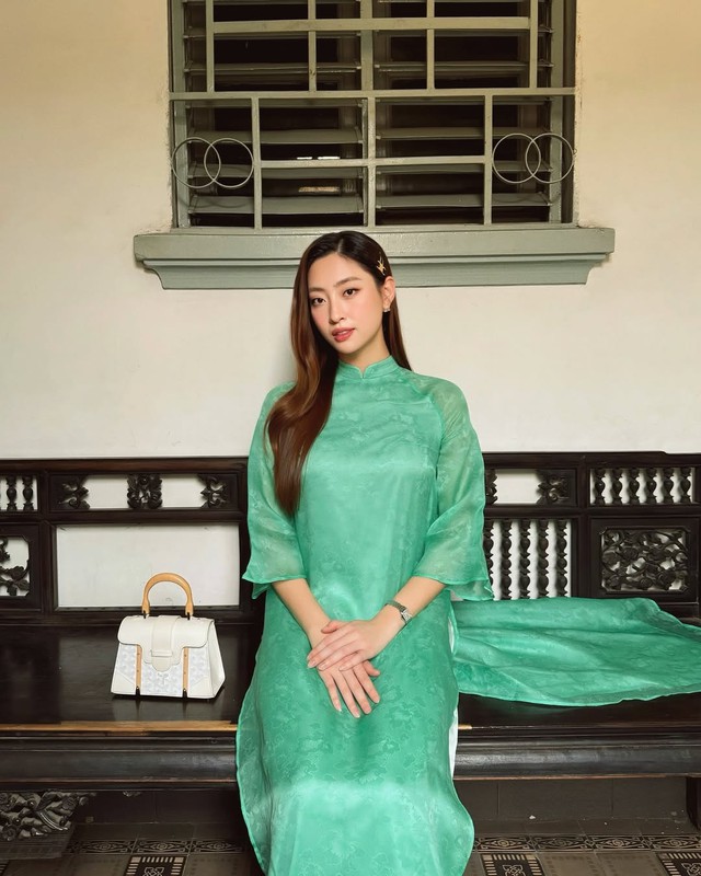 Những kiểu áo dài gam màu xanh lá 'lên sóng' cho mùa Tết Ất Tỵ- Ảnh 8. Những kiểu áo dài gam màu xanh lá 'lên sóng' cho mùa Tết Ất Tỵ- Ảnh 8.