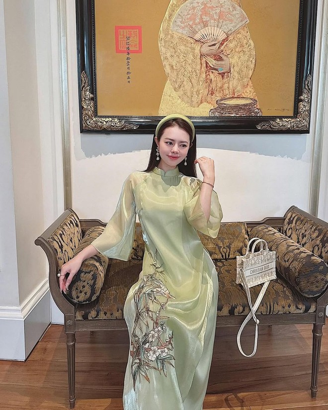 Những kiểu áo dài gam màu xanh lá 'lên sóng' cho mùa Tết Ất Tỵ- Ảnh 10. Những kiểu áo dài gam màu xanh lá 'lên sóng' cho mùa Tết Ất Tỵ- Ảnh 10.