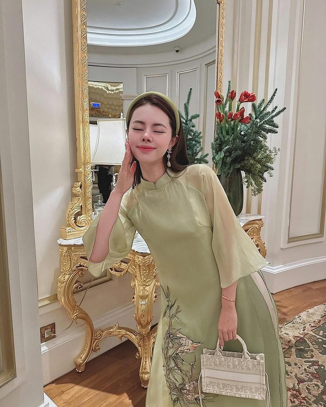 Những kiểu áo dài gam màu xanh lá 'lên sóng' cho mùa Tết Ất Tỵ- Ảnh 11. Những kiểu áo dài gam màu xanh lá 'lên sóng' cho mùa Tết Ất Tỵ- Ảnh 11.