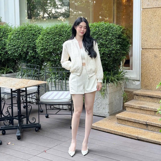 Mặc đẹp như các It Girl với cách biến tấu cùng quần shorts- Ảnh 3. Mặc đẹp như các It Girl với cách biến tấu cùng quần shorts- Ảnh 3.