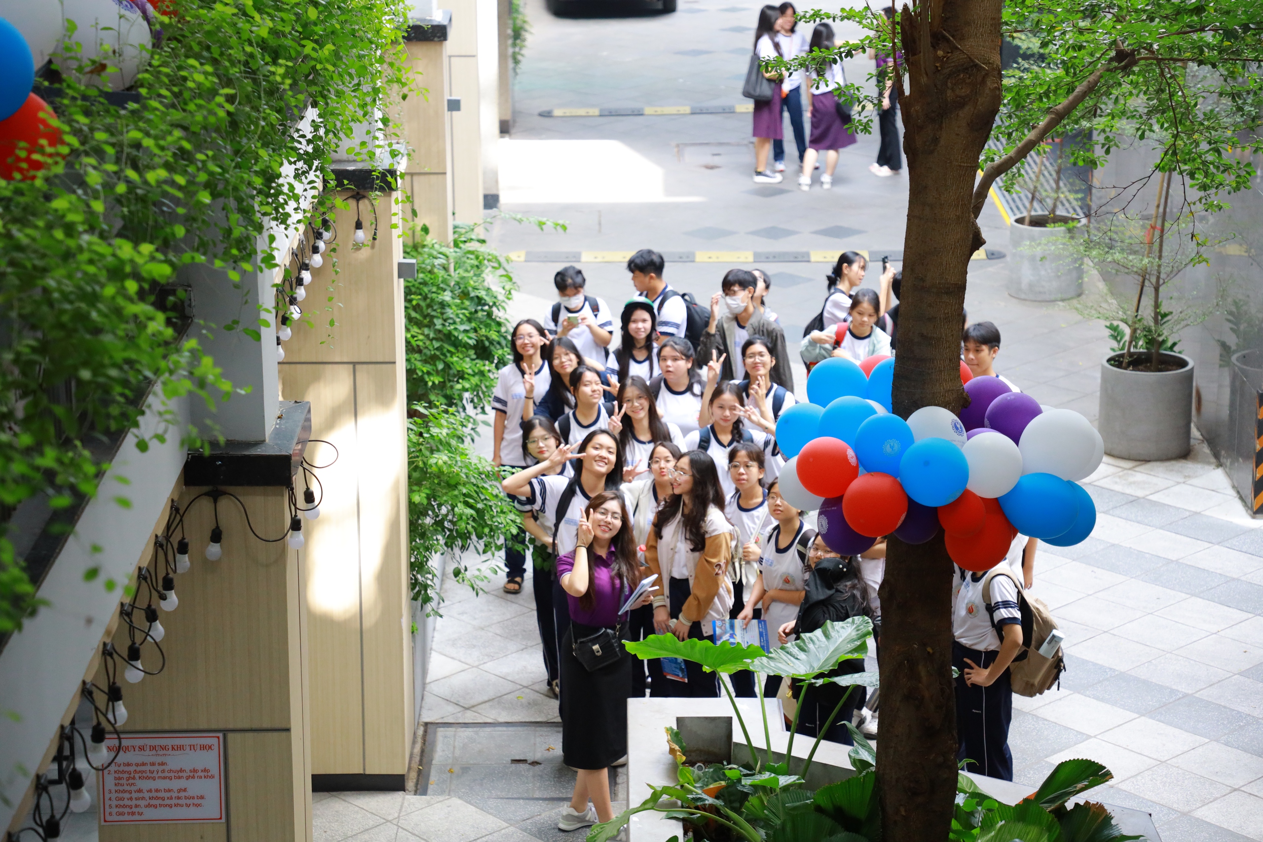 Nhiều học sinh THPT Nhiều học sinh THPT