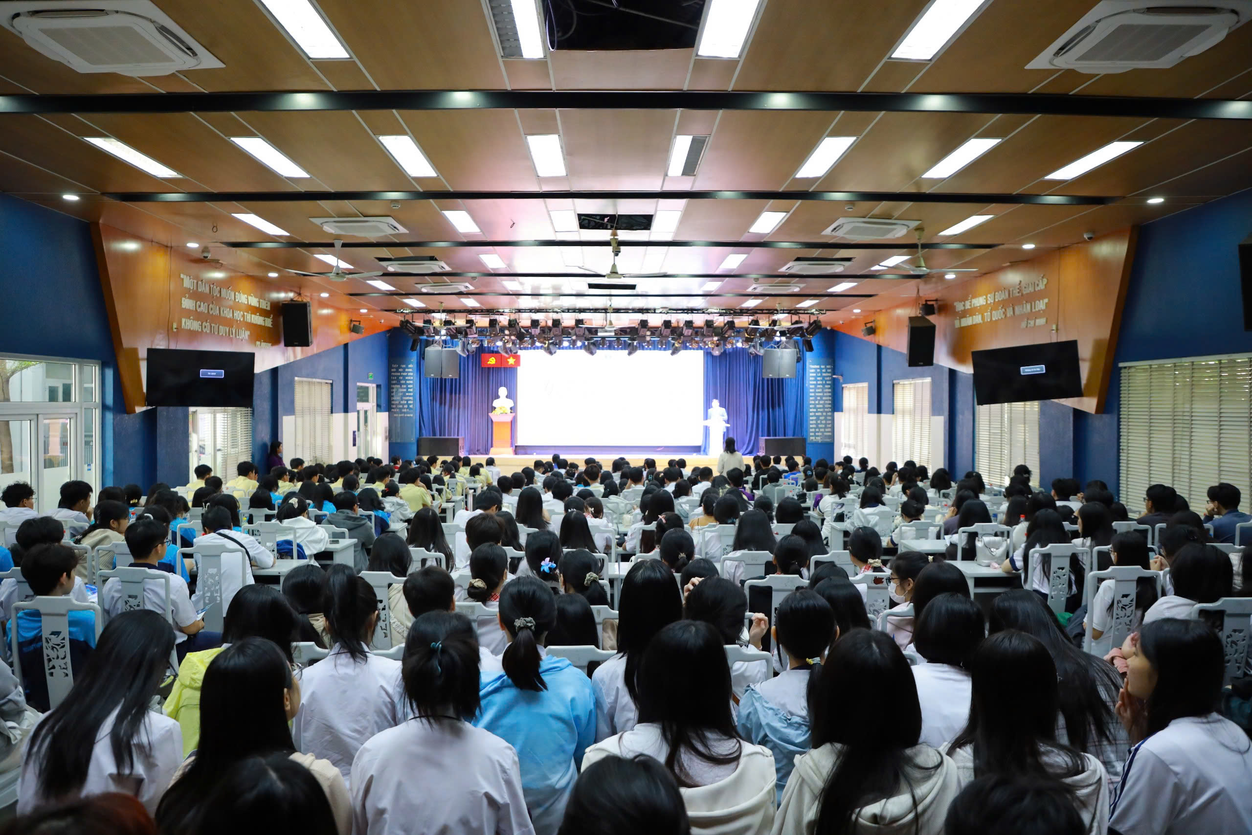 Nhiều học sinh THPT Nhiều học sinh THPT
