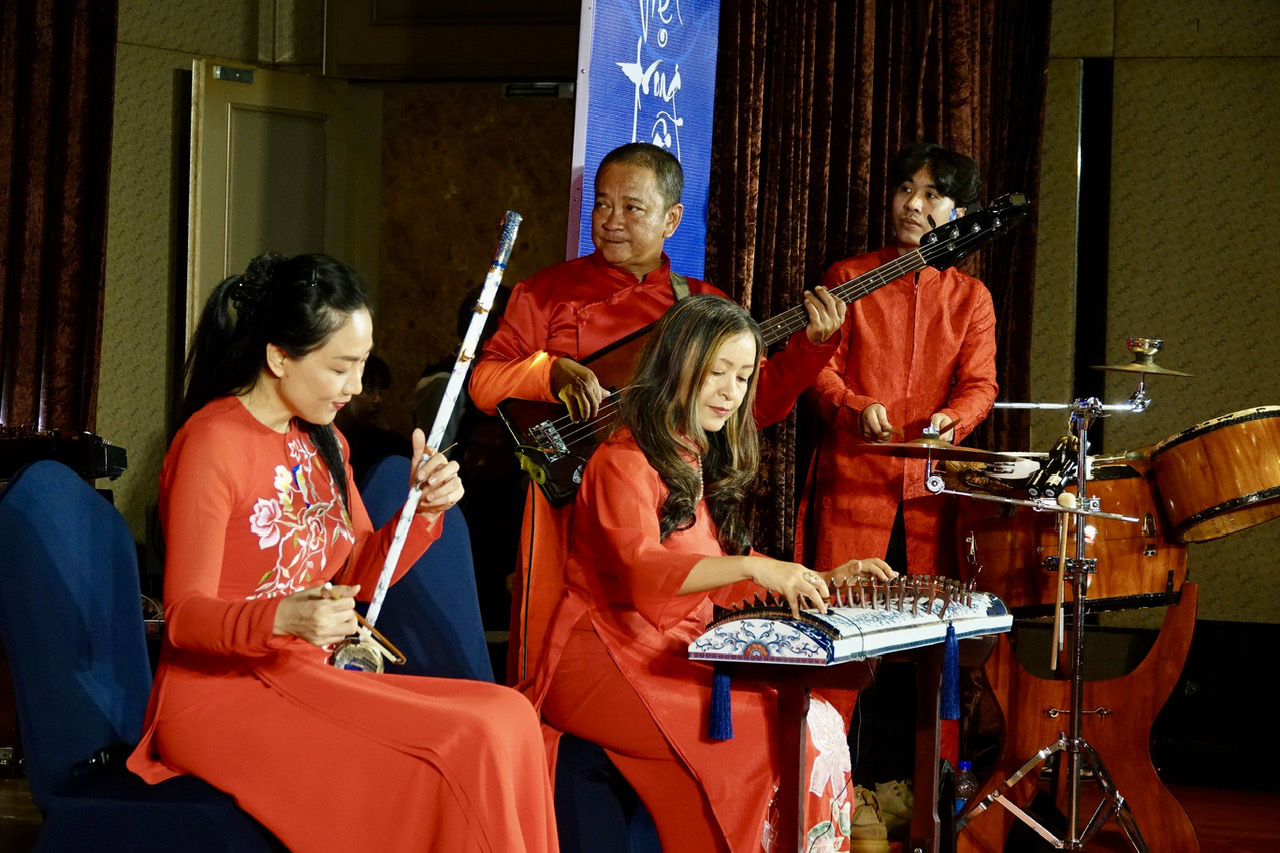Hải Phượng, Tăng Thành Nam chơi đàn tranh, đàn violin bằng sứ - Ảnh 3. Hải Phượng, Tăng Thành Nam chơi đàn tranh, đàn violin bằng sứ - Ảnh 3.