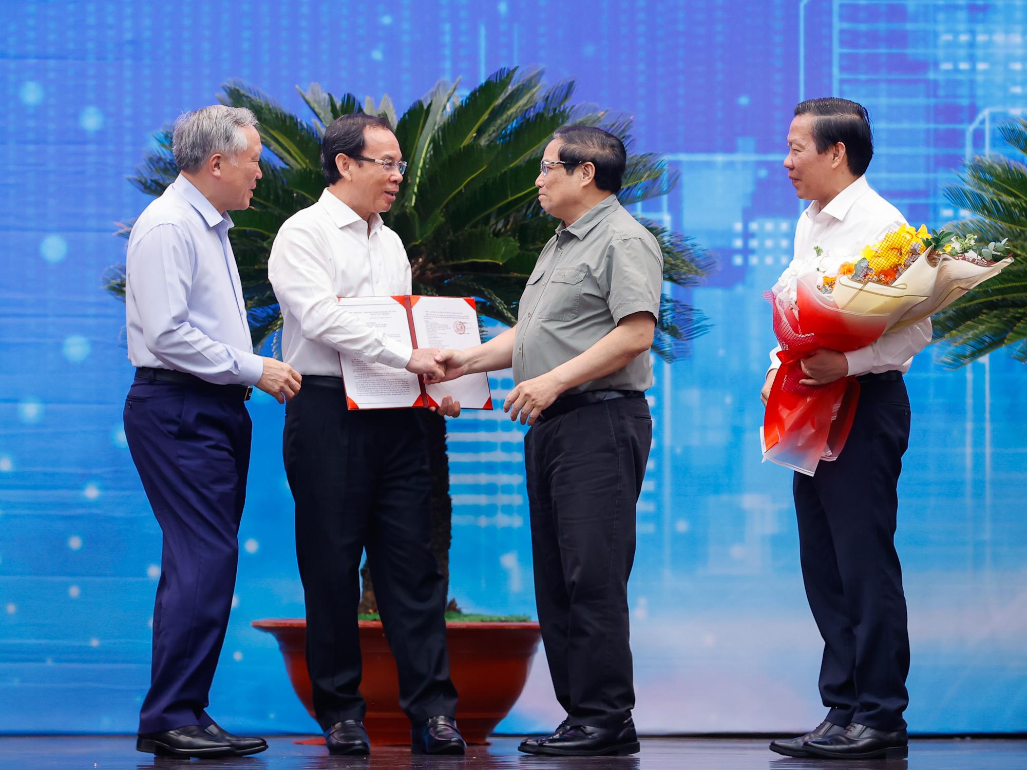 Thủ tướng: TP.HCM mở hướng phát triển không gian vũ trụ, không gian ngầm và biển- Ảnh 3. Thủ tướng: TP.HCM mở hướng phát triển không gian vũ trụ, không gian ngầm và biển- Ảnh 3.