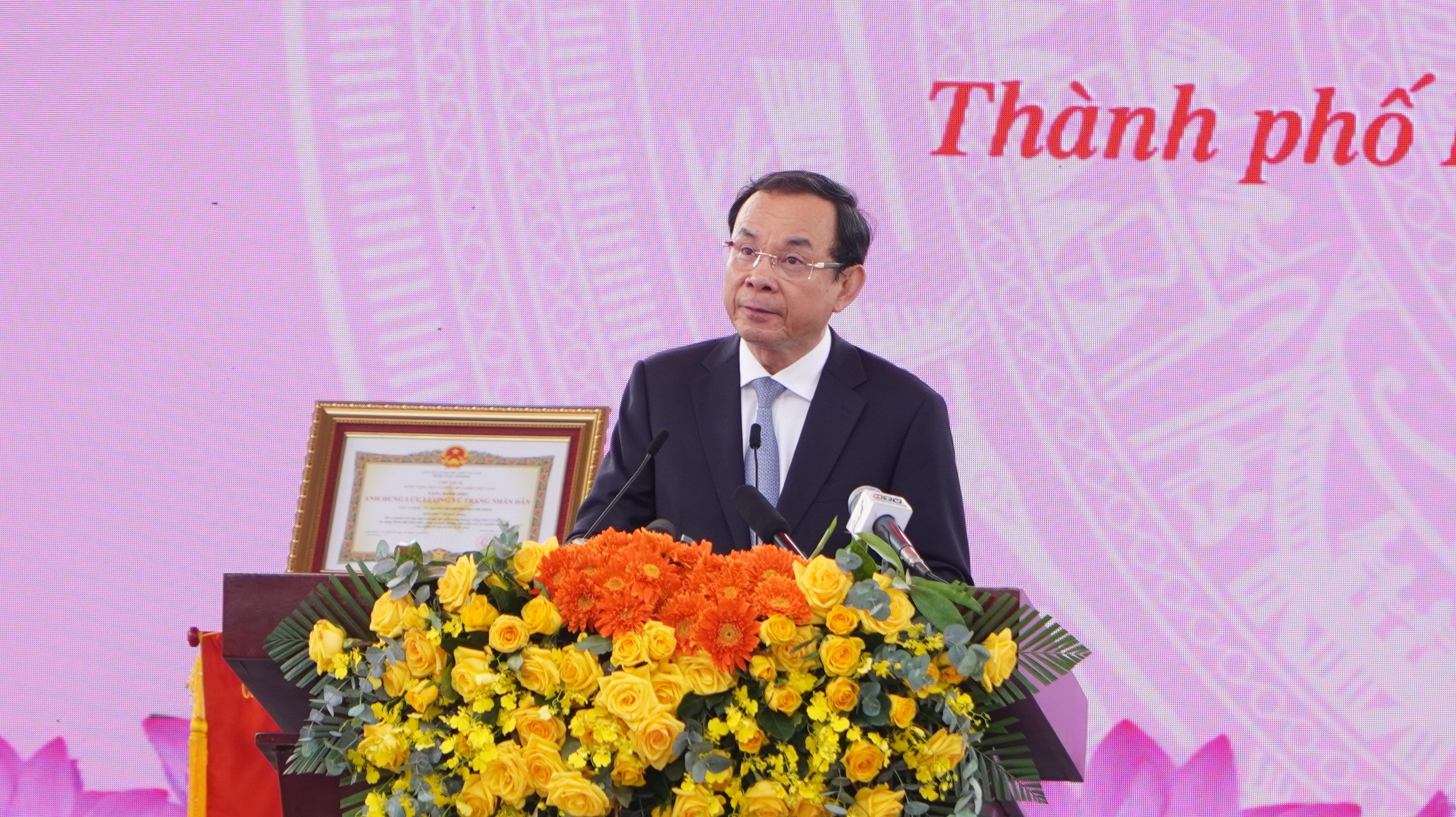 Lực lượng Vũ trang TP HCM đón nhận danh hiệu
Anh hùng lần 3- Ảnh 3. Lực lượng Vũ trang TP HCM đón nhận danh hiệu
Anh hùng lần 3- Ảnh 3.