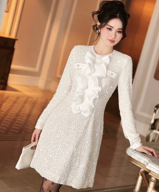 Ghi dấu ấn trong từng khoảnh khắc với thời trang ánh kim- Ảnh 4. Ghi dấu ấn trong từng khoảnh khắc với thời trang ánh kim- Ảnh 4.