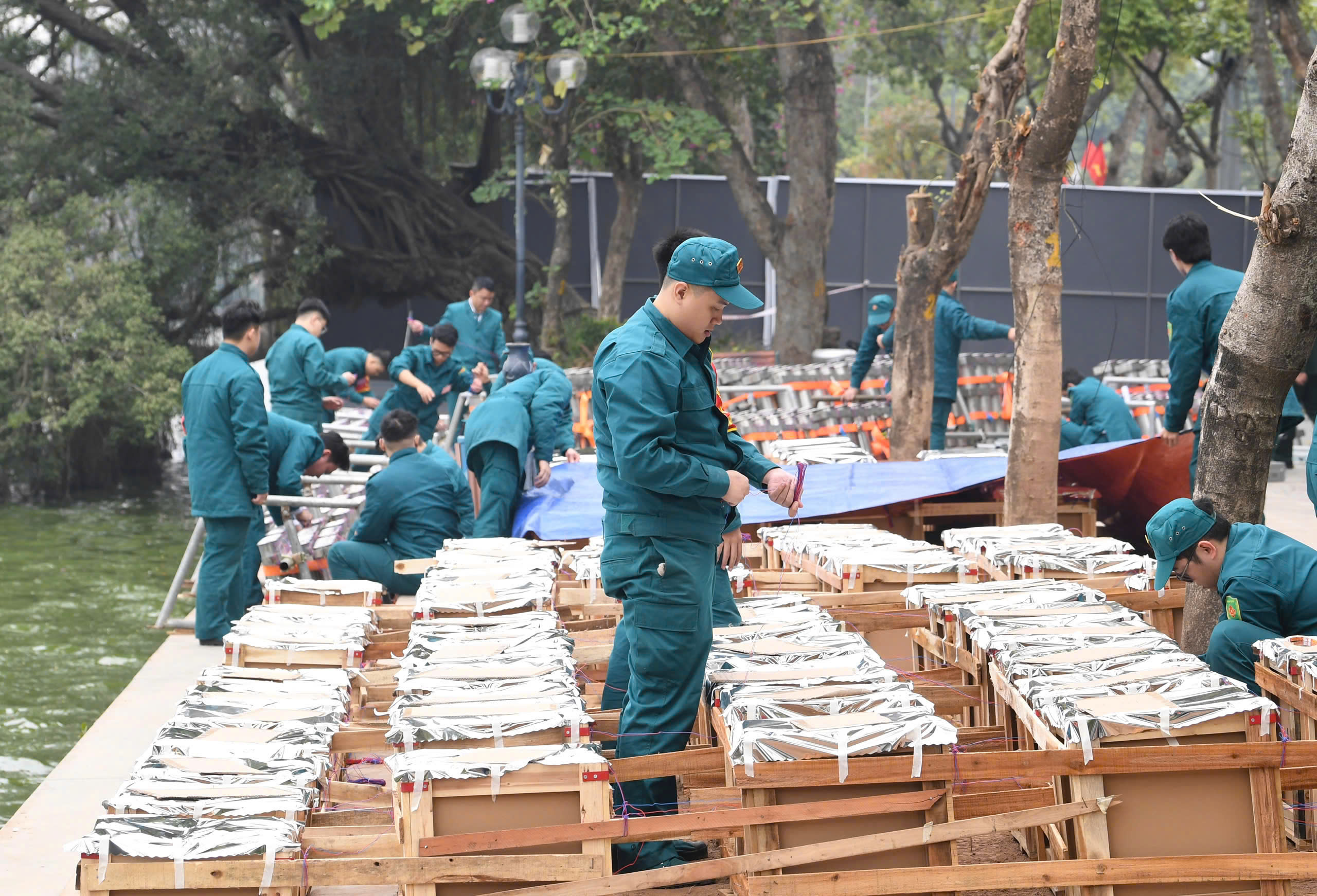 Trận địa pháo hoa bên hồ Gươm sẵn sàng khai hoả chào năm mới- Ảnh 4. Trận địa pháo hoa bên hồ Gươm sẵn sàng khai hoả chào năm mới- Ảnh 4.
