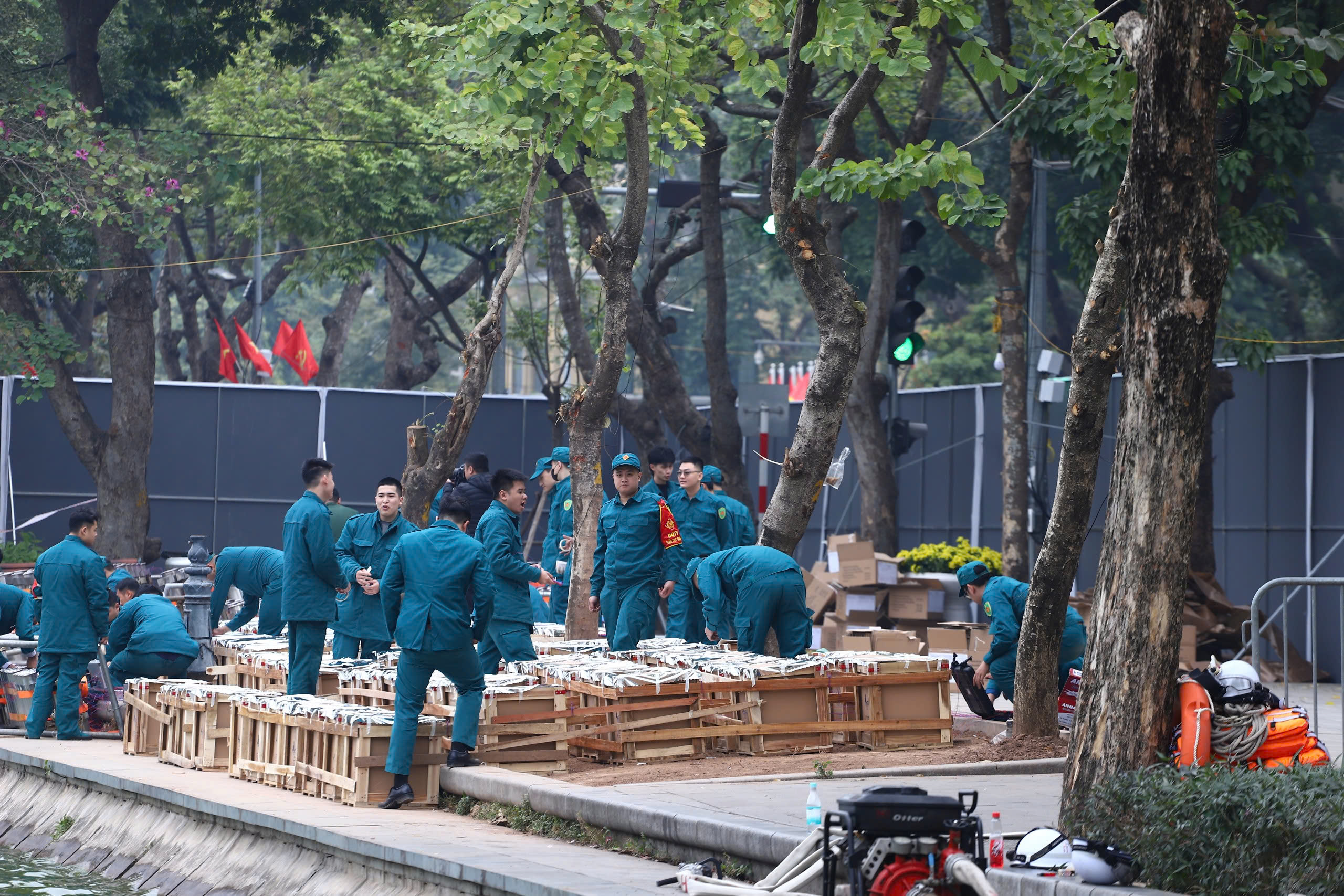 Trận địa pháo hoa bên hồ Gươm sẵn sàng khai hoả chào năm mới- Ảnh 6. Trận địa pháo hoa bên hồ Gươm sẵn sàng khai hoả chào năm mới- Ảnh 6.