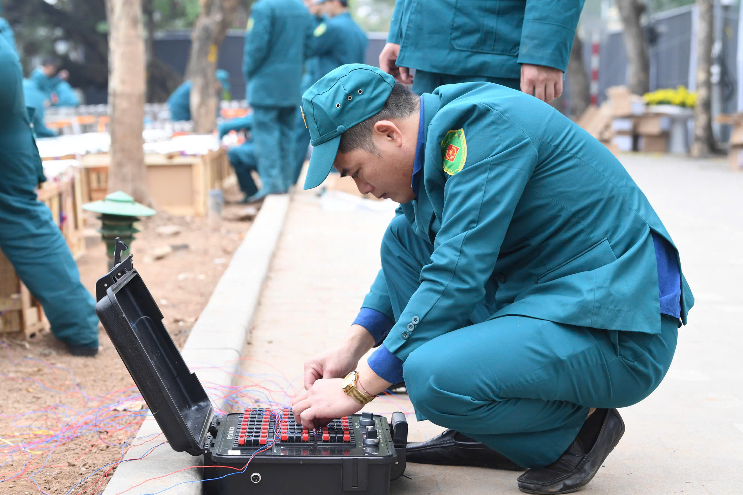 Trận địa pháo hoa bên hồ Gươm sẵn sàng khai hoả chào năm mới- Ảnh 8. Trận địa pháo hoa bên hồ Gươm sẵn sàng khai hoả chào năm mới- Ảnh 8.