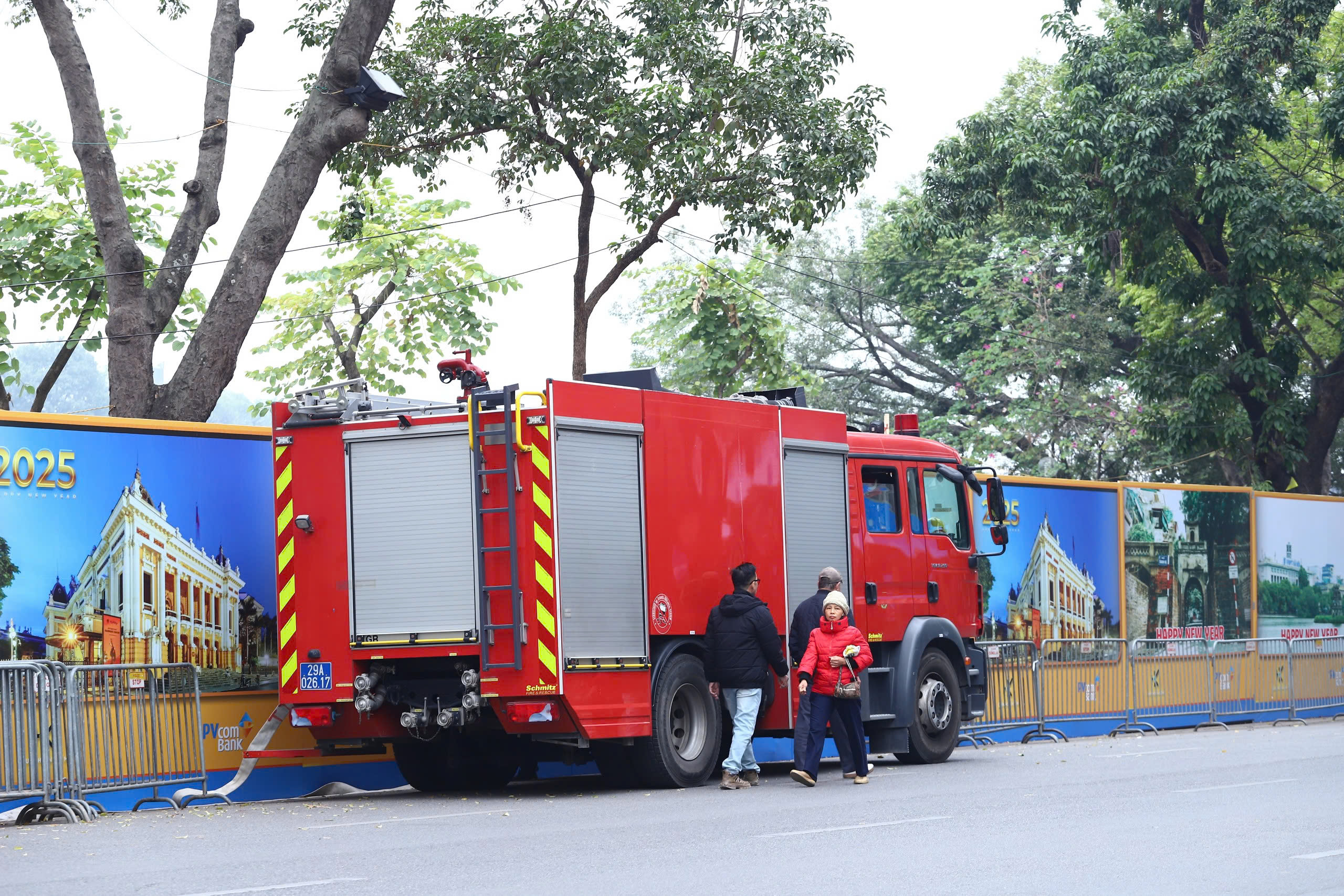 Trận địa pháo hoa bên hồ Gươm sẵn sàng khai hoả chào năm mới- Ảnh 10. Trận địa pháo hoa bên hồ Gươm sẵn sàng khai hoả chào năm mới- Ảnh 10.