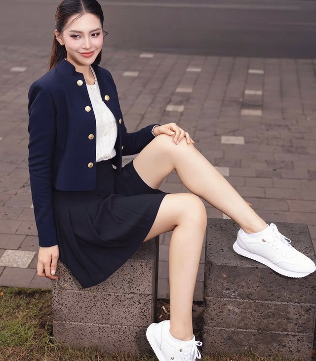 Blazer tối màu 'hack dáng' tối đa cho nàng xuống phố- Ảnh 3. Blazer tối màu 'hack dáng' tối đa cho nàng xuống phố- Ảnh 3.