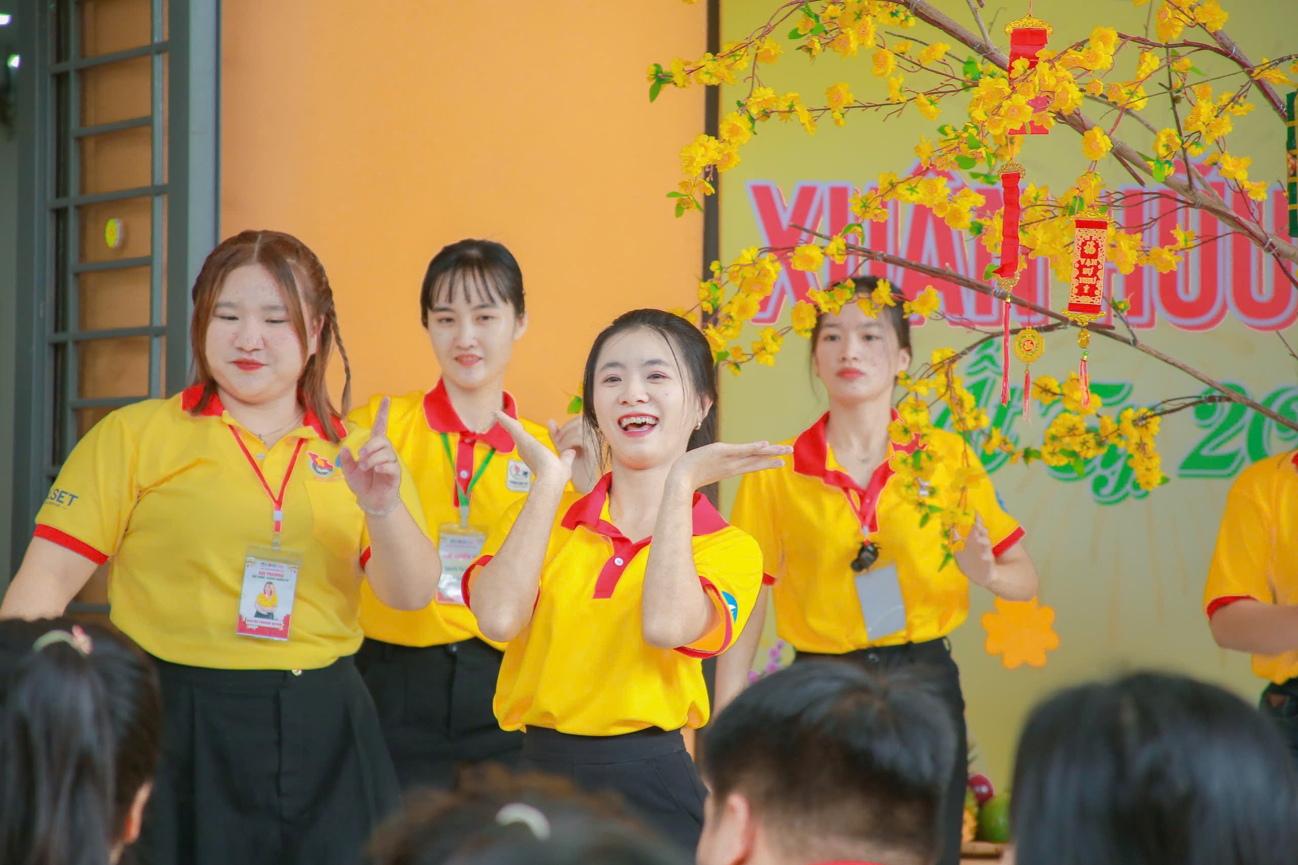 TP HCM: Sinh viên Lào, Campuchia trổ tài gói bánh tét trước thềm Tết Nguyên đán- Ảnh 2. TP HCM: Sinh viên Lào, Campuchia trổ tài gói bánh tét trước thềm Tết Nguyên đán- Ảnh 2.