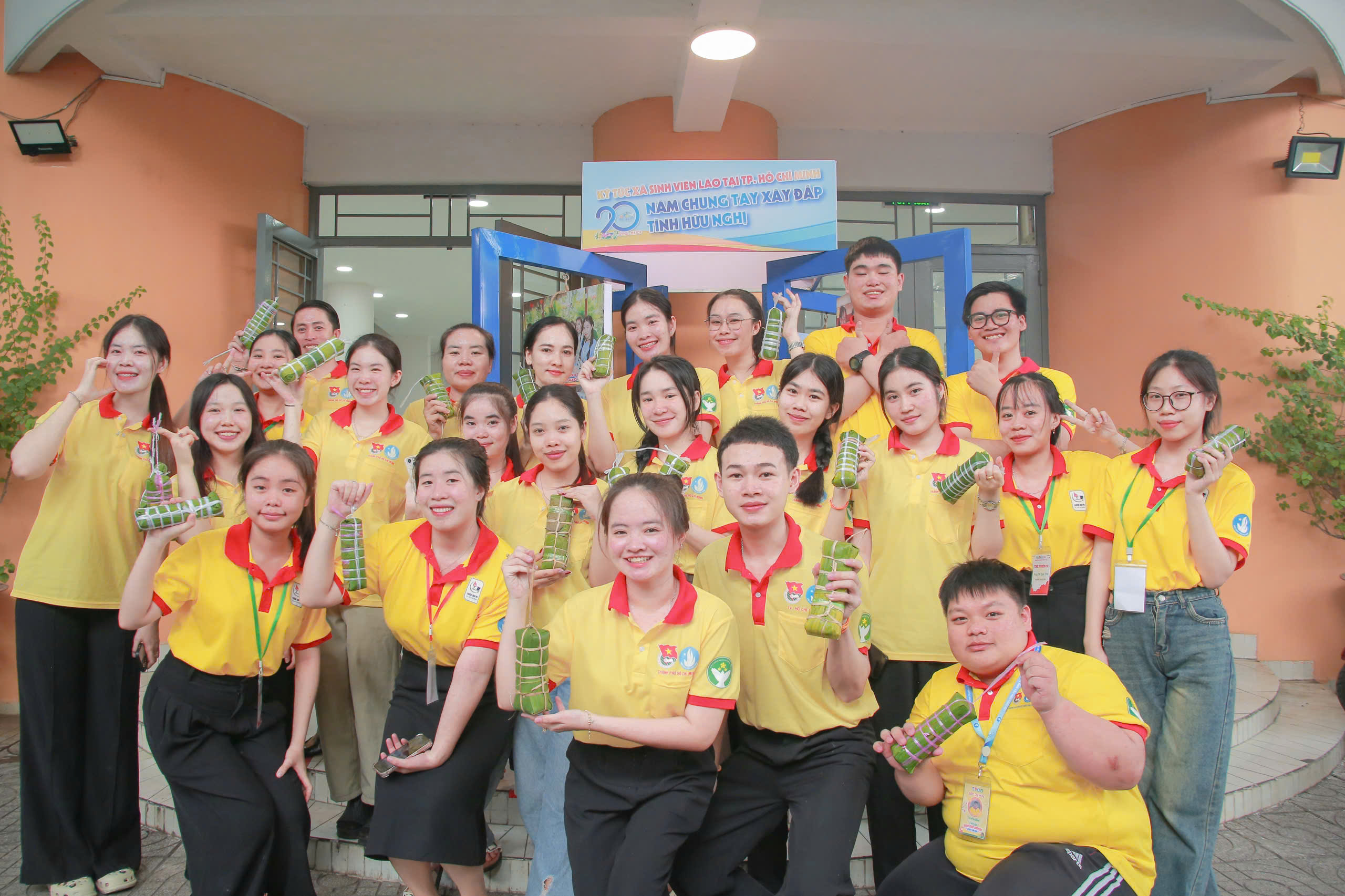 TP HCM: Sinh viên Lào, Campuchia trổ tài gói bánh tét trước thềm Tết Nguyên đán- Ảnh 3. TP HCM: Sinh viên Lào, Campuchia trổ tài gói bánh tét trước thềm Tết Nguyên đán- Ảnh 3.