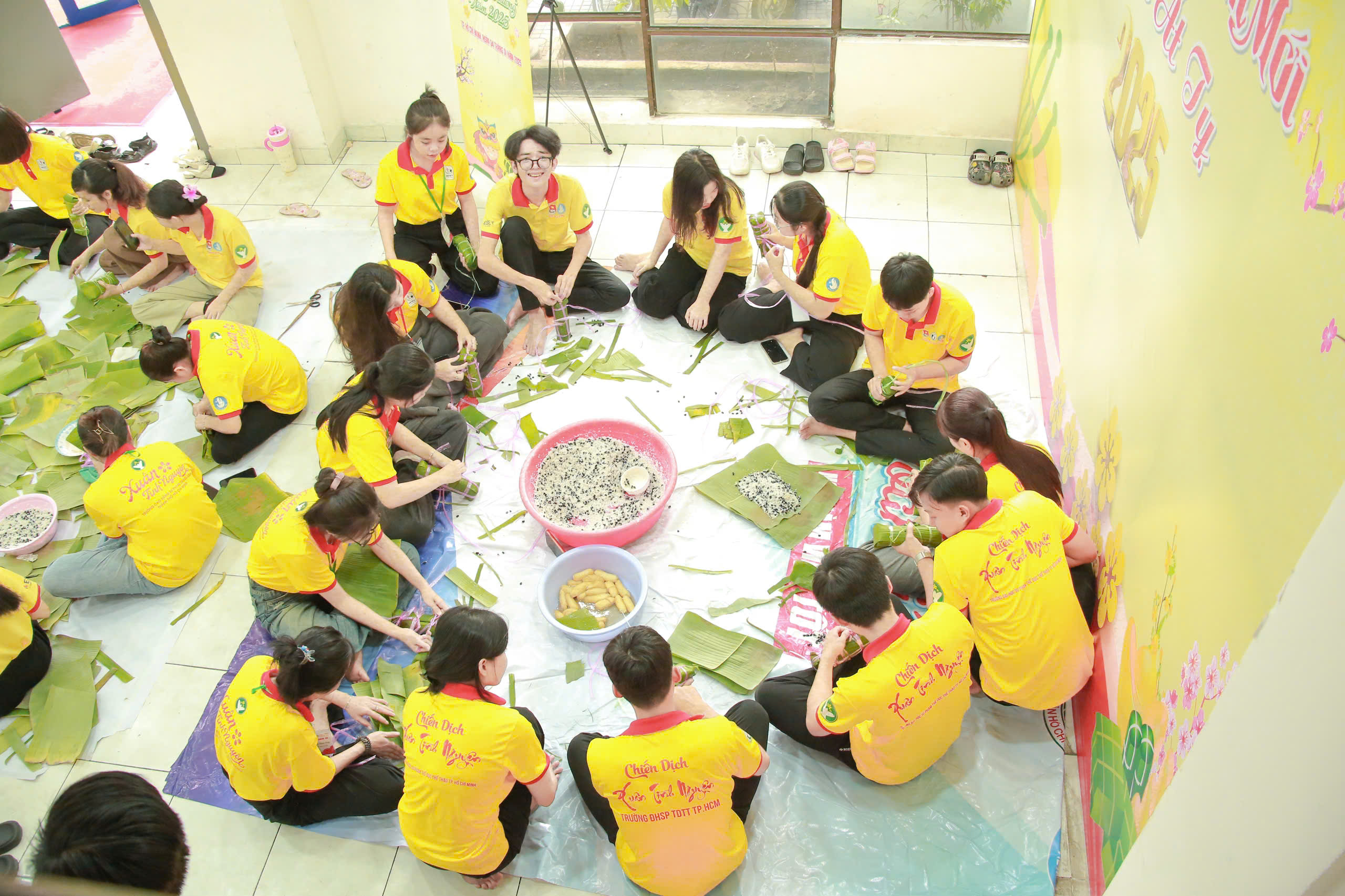 TP HCM: Sinh viên Lào, Campuchia trổ tài gói bánh tét trước thềm Tết Nguyên đán- Ảnh 4. TP HCM: Sinh viên Lào, Campuchia trổ tài gói bánh tét trước thềm Tết Nguyên đán- Ảnh 4.
