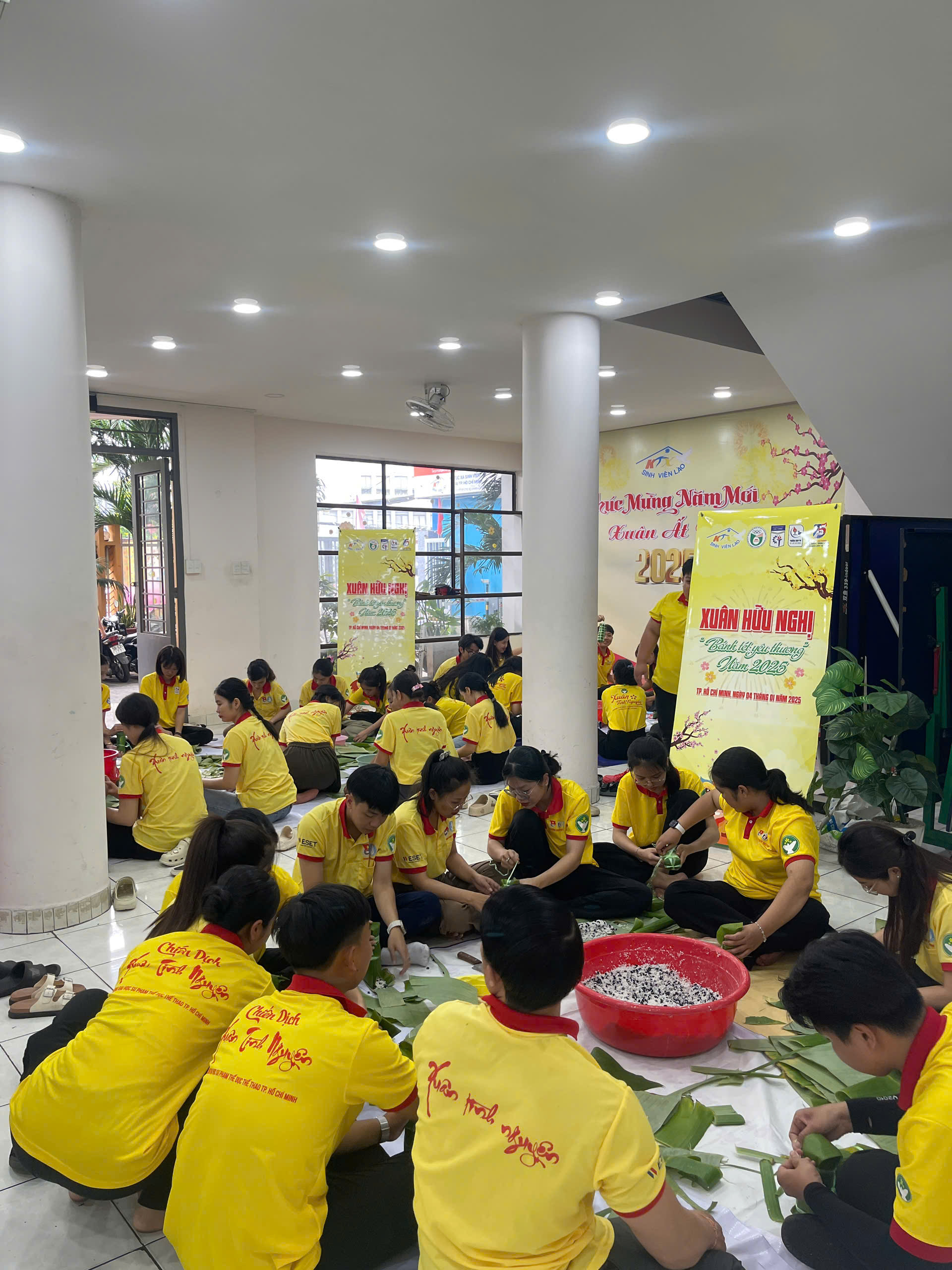 TP HCM: Sinh viên Lào, Campuchia trổ tài gói bánh tét trước thềm Tết Nguyên đán- Ảnh 6. TP HCM: Sinh viên Lào, Campuchia trổ tài gói bánh tét trước thềm Tết Nguyên đán- Ảnh 6.