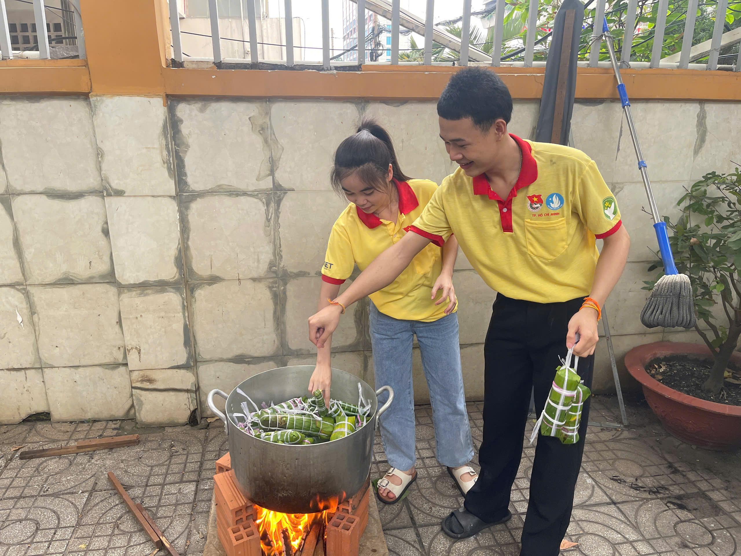 TP HCM: Sinh viên Lào, Campuchia trổ tài gói bánh tét trước thềm Tết Nguyên đán- Ảnh 7. TP HCM: Sinh viên Lào, Campuchia trổ tài gói bánh tét trước thềm Tết Nguyên đán- Ảnh 7.