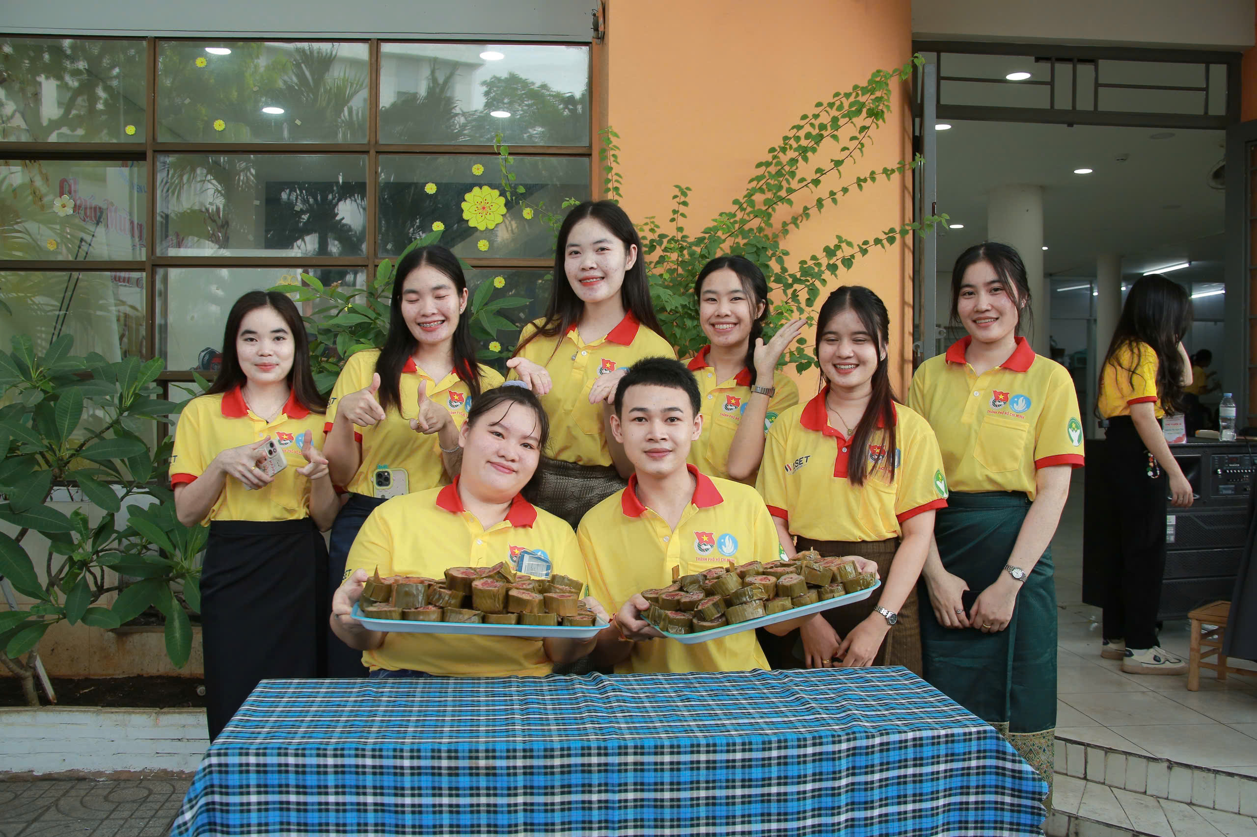 TP HCM: Sinh viên Lào, Campuchia trổ tài gói bánh tét trước thềm Tết Nguyên đán- Ảnh 8. TP HCM: Sinh viên Lào, Campuchia trổ tài gói bánh tét trước thềm Tết Nguyên đán- Ảnh 8.