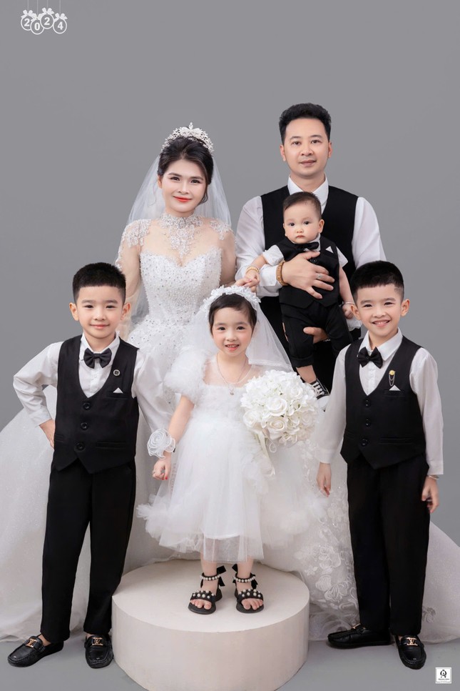 Đám cưới của cặp vợ chồng 5 con thu hút cộng đồng mạng - Ảnh 2. Đám cưới của cặp vợ chồng 5 con thu hút cộng đồng mạng - Ảnh 2.