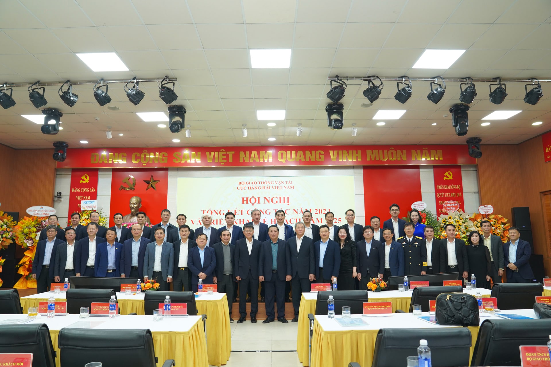 Các đại biểu chụp hình lưu niệm tại hội nghị 4