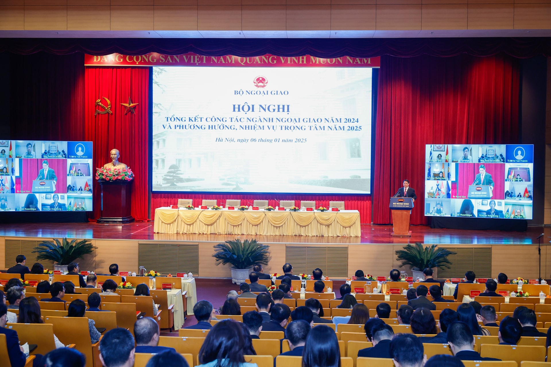 Thủ tướng: Ngoại giao góp phần đắc lực, hiệu quả thúc đẩy tăng trưởng và các lực lượng sản xuất mới- Ảnh 3. Thủ tướng: Ngoại giao góp phần đắc lực, hiệu quả thúc đẩy tăng trưởng và các lực lượng sản xuất mới- Ảnh 3.