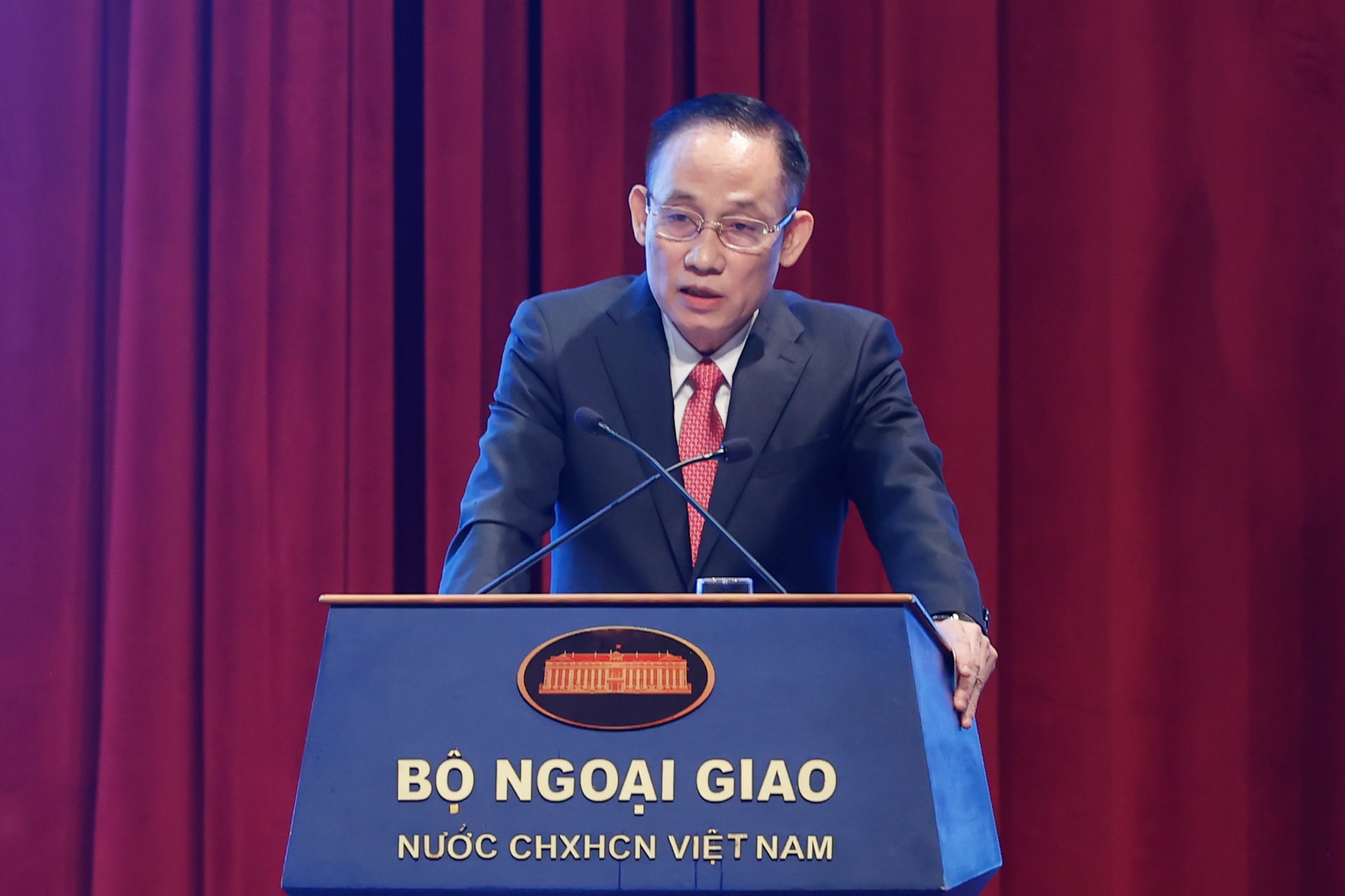 Thủ tướng: Ngoại giao góp phần đắc lực, hiệu quả thúc đẩy tăng trưởng và các lực lượng sản xuất mới- Ảnh 5. Thủ tướng: Ngoại giao góp phần đắc lực, hiệu quả thúc đẩy tăng trưởng và các lực lượng sản xuất mới- Ảnh 5.
