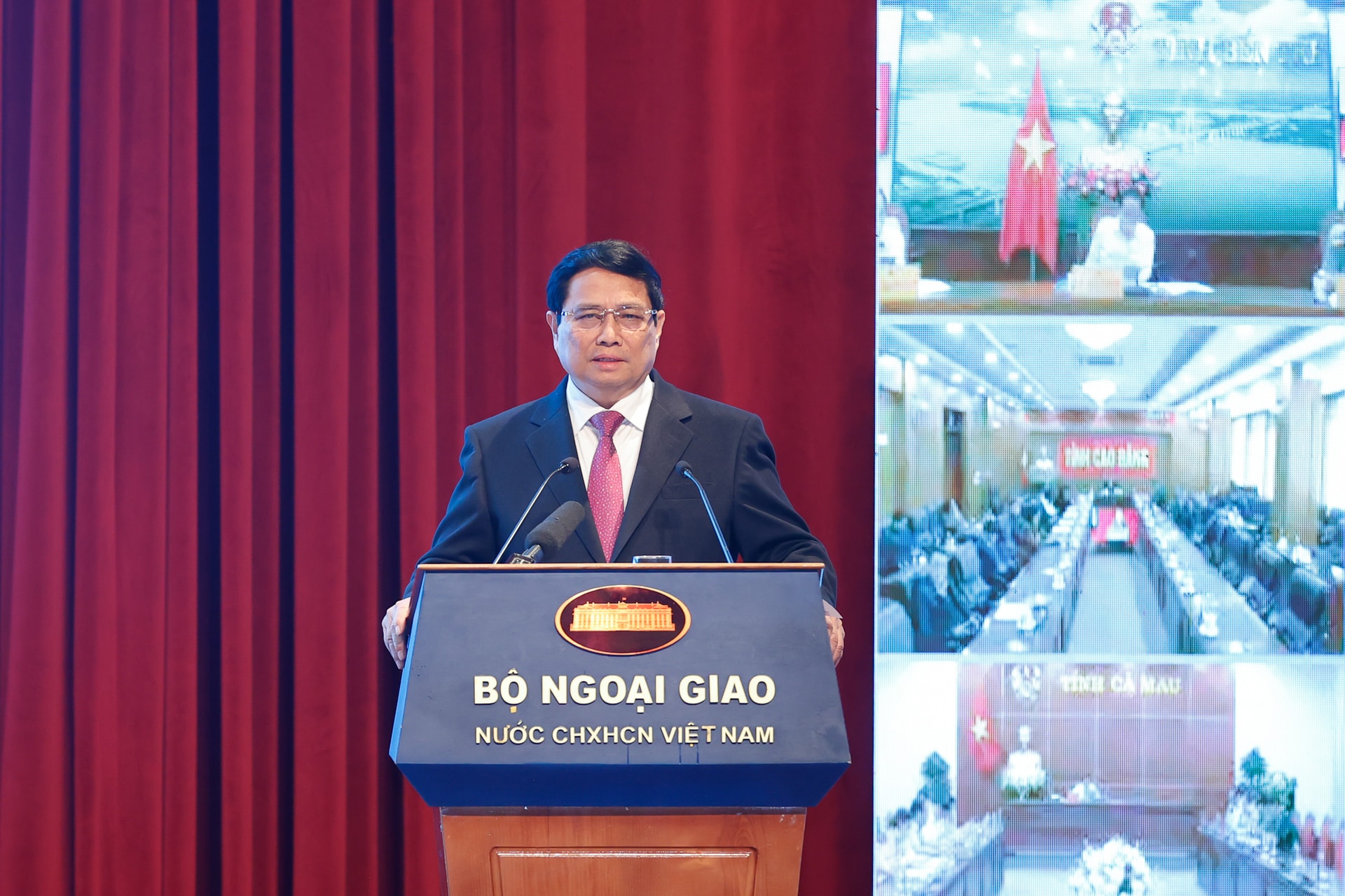Thủ tướng: Ngoại giao góp phần đắc lực, hiệu quả thúc đẩy tăng trưởng và các lực lượng sản xuất mới- Ảnh 6. Thủ tướng: Ngoại giao góp phần đắc lực, hiệu quả thúc đẩy tăng trưởng và các lực lượng sản xuất mới- Ảnh 6.