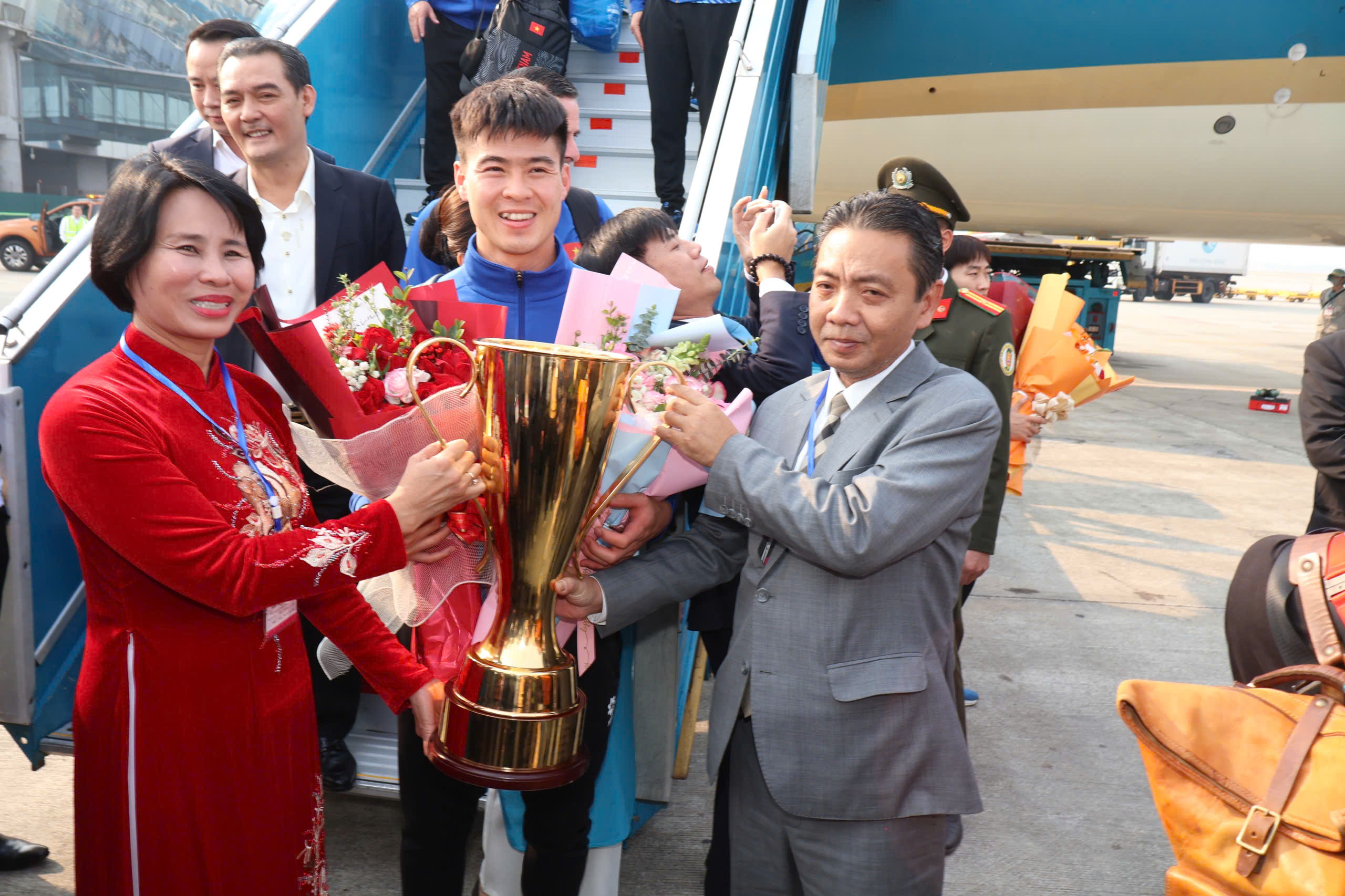 Đội tuyển Việt Nam rạng rỡ về nước, Xuân Son tức tốc được đưa đến VINMEC- Ảnh 4. Đội tuyển Việt Nam rạng rỡ về nước, Xuân Son tức tốc được đưa đến VINMEC- Ảnh 4.
