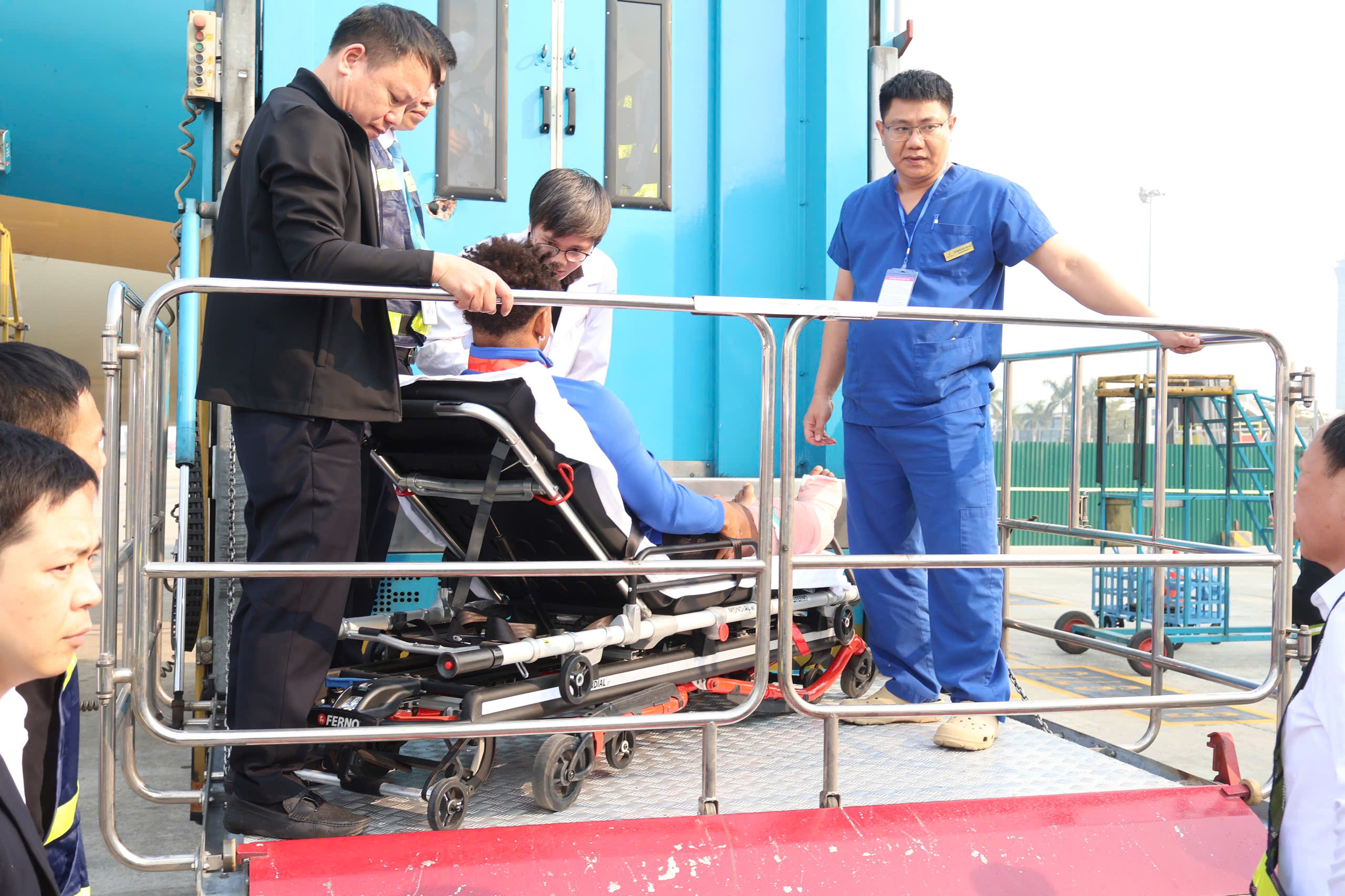 Đội tuyển Việt Nam rạng rỡ về nước, Xuân Son tức tốc được đưa đến VINMEC- Ảnh 13. Đội tuyển Việt Nam rạng rỡ về nước, Xuân Son tức tốc được đưa đến VINMEC- Ảnh 13.