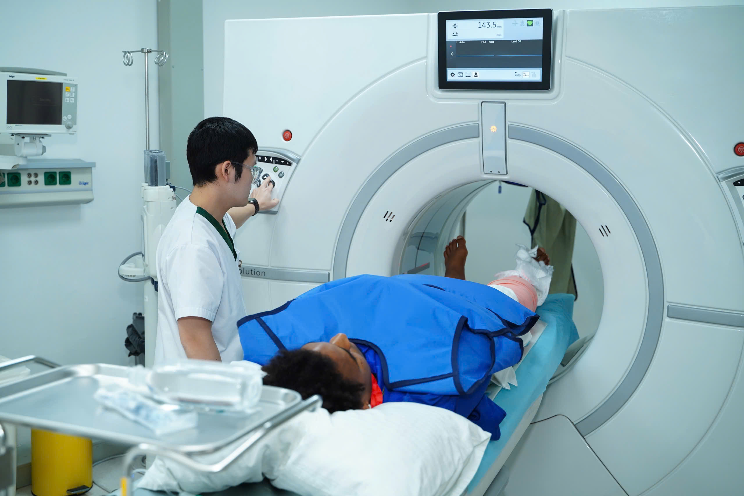 Xuân Son vẫn còn rất đau đớn, phải phẫu thuật ngay tối 6.1: Chấn thương rất phức tạp- Ảnh 6. Xuân Son vẫn còn rất đau đớn, phải phẫu thuật ngay tối 6.1: Chấn thương rất phức tạp- Ảnh 6.