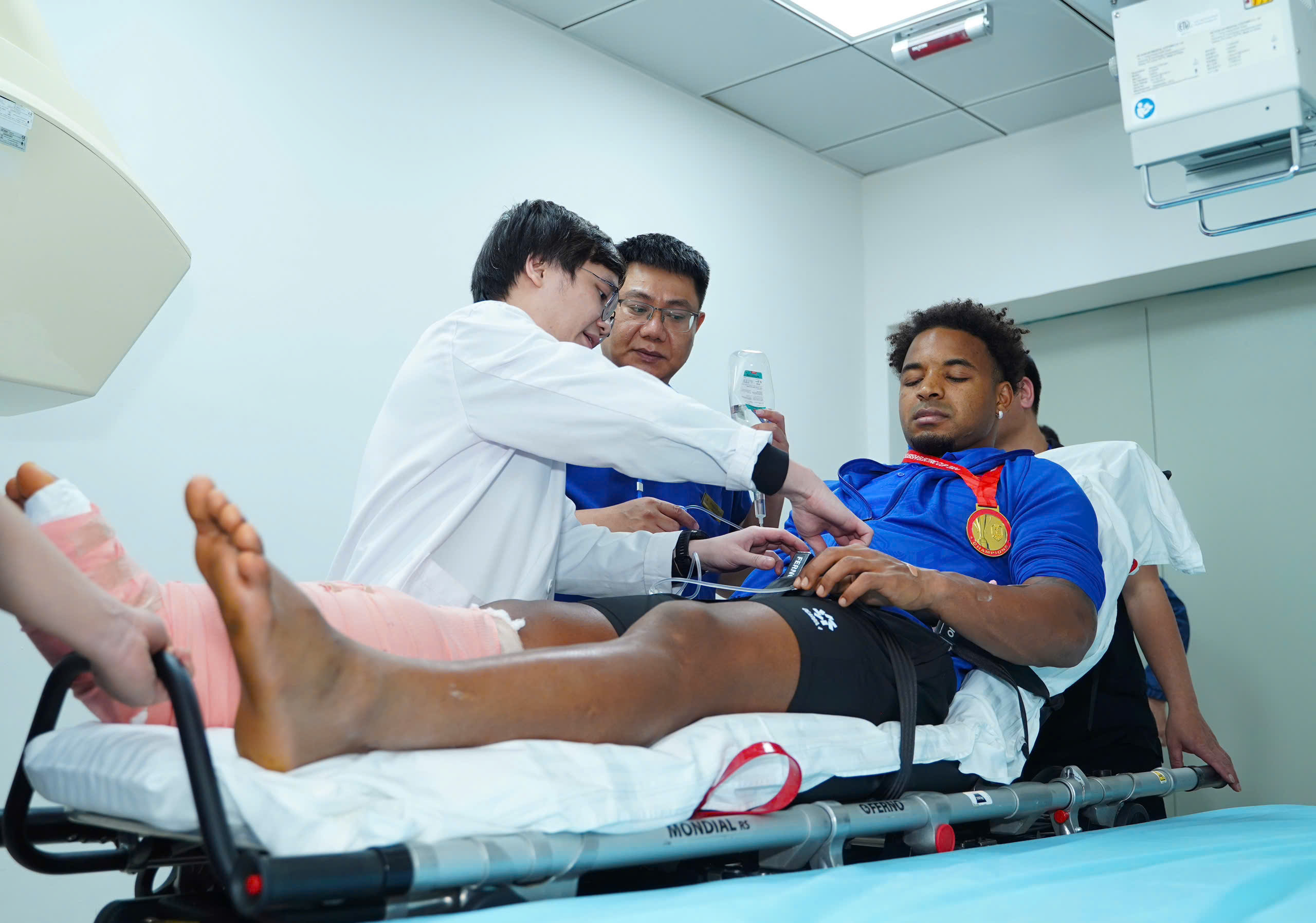 Xuân Son vẫn còn rất đau đớn, phải phẫu thuật ngay tối 6.1: Chấn thương rất phức tạp- Ảnh 7. Xuân Son vẫn còn rất đau đớn, phải phẫu thuật ngay tối 6.1: Chấn thương rất phức tạp- Ảnh 7.