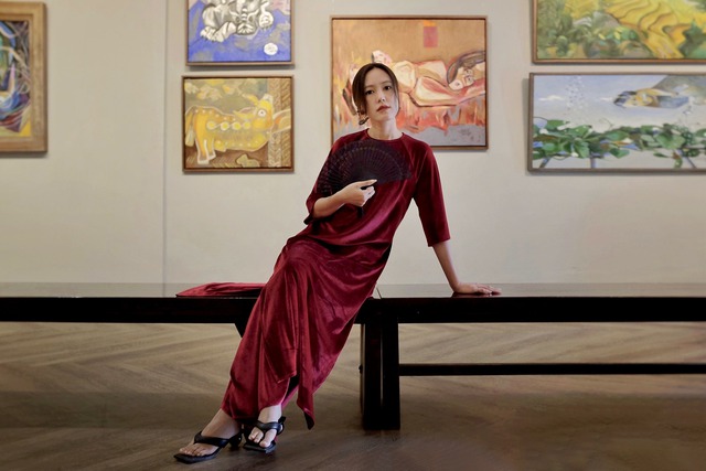 Áo dài nhung được lòng tín đồ sành mặc dịp tết cổ truyền- Ảnh 4. Áo dài nhung được lòng tín đồ sành mặc dịp tết cổ truyền- Ảnh 4.
