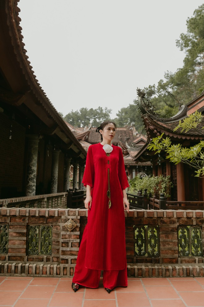 Áo dài nhung được lòng tín đồ sành mặc dịp tết cổ truyền- Ảnh 8. Áo dài nhung được lòng tín đồ sành mặc dịp tết cổ truyền- Ảnh 8.