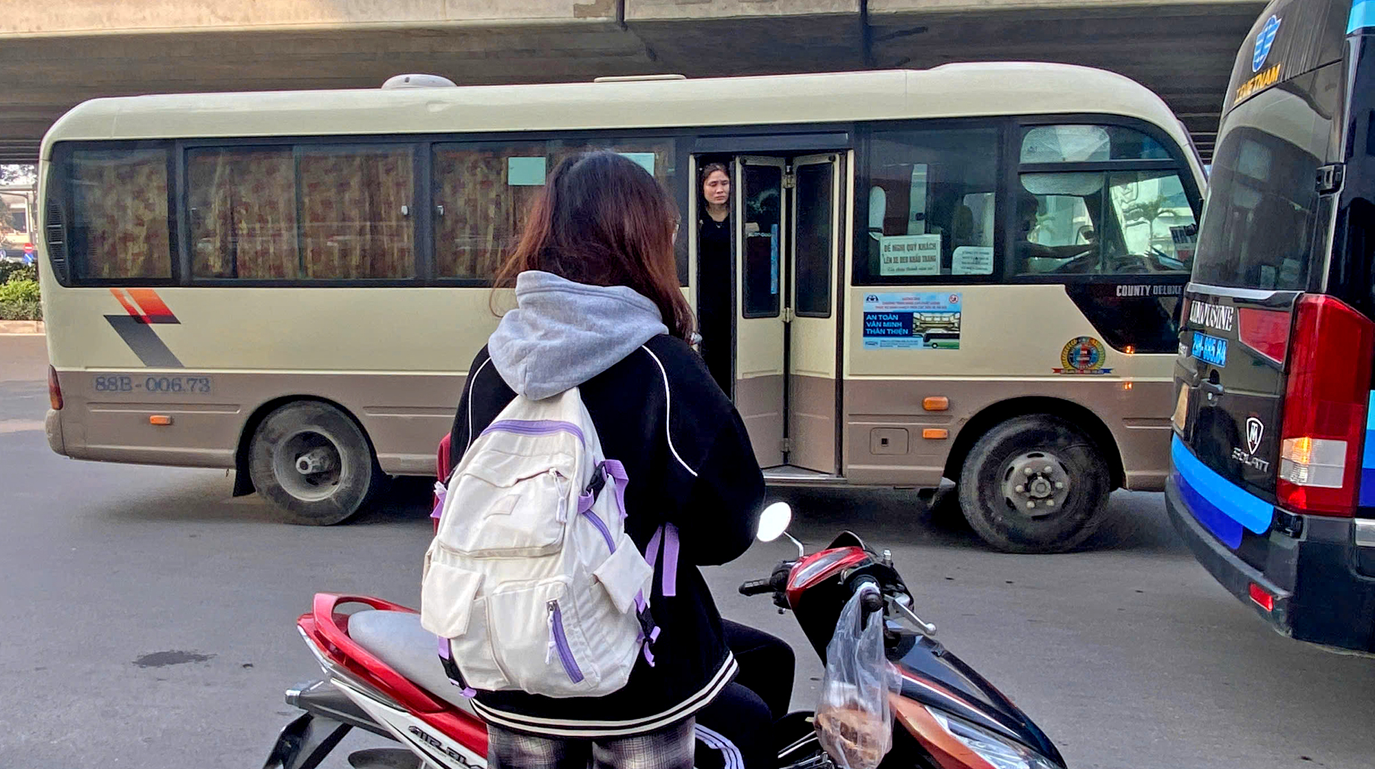 Hà Nội: Ngăn xe dù, bến cóc lộng hành cuối năm- Ảnh 2. Hà Nội: Ngăn xe dù, bến cóc lộng hành cuối năm- Ảnh 2.