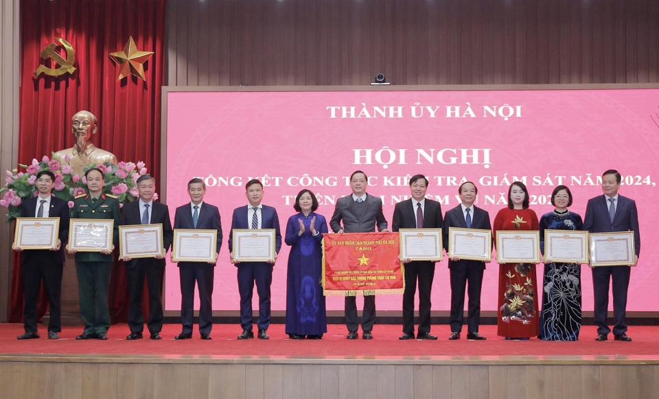 Bí thư Thành ủy Hà Nội Bùi Thị Minh Hoài trao Bằng khen của Ban Thường vụ Thành ủy Hà Nội, Cờ đơn vị xuất sắc phong trào thi đua của UBND TP tặng các tập thể