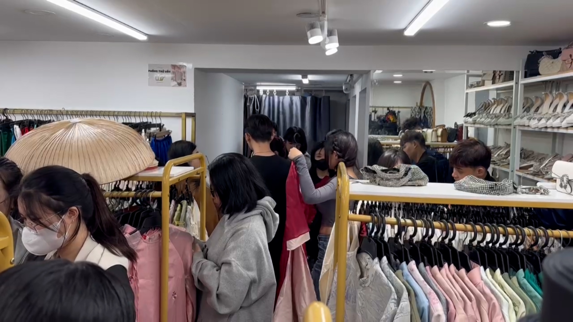 Cửa hàng cho thuê áo dài Tết hoạt động hết công suất- Ảnh 2. Cửa hàng cho thuê áo dài Tết hoạt động hết công suất- Ảnh 2.