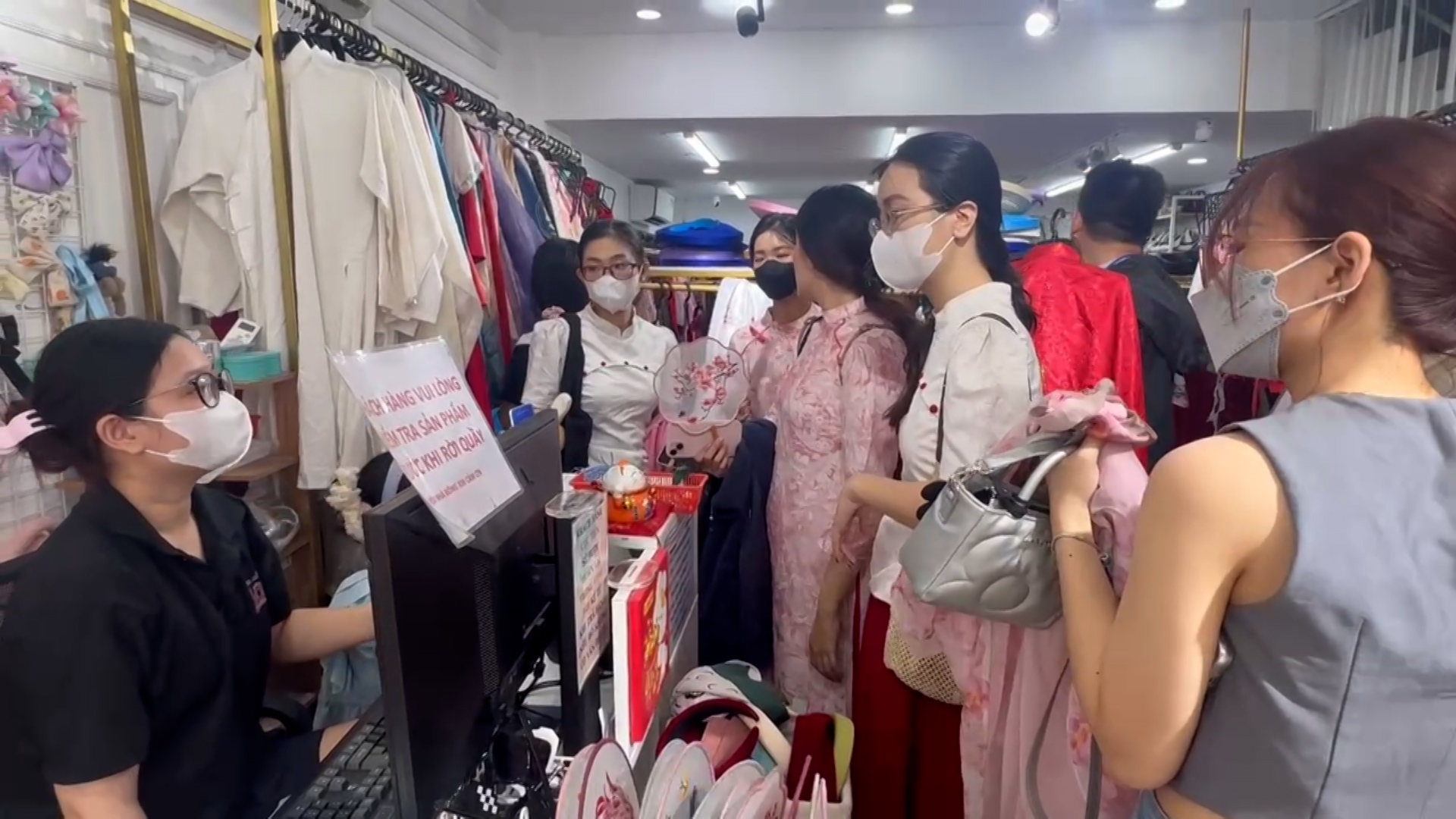 Cửa hàng cho thuê áo dài Tết hoạt động hết công suất- Ảnh 3. Cửa hàng cho thuê áo dài Tết hoạt động hết công suất- Ảnh 3.