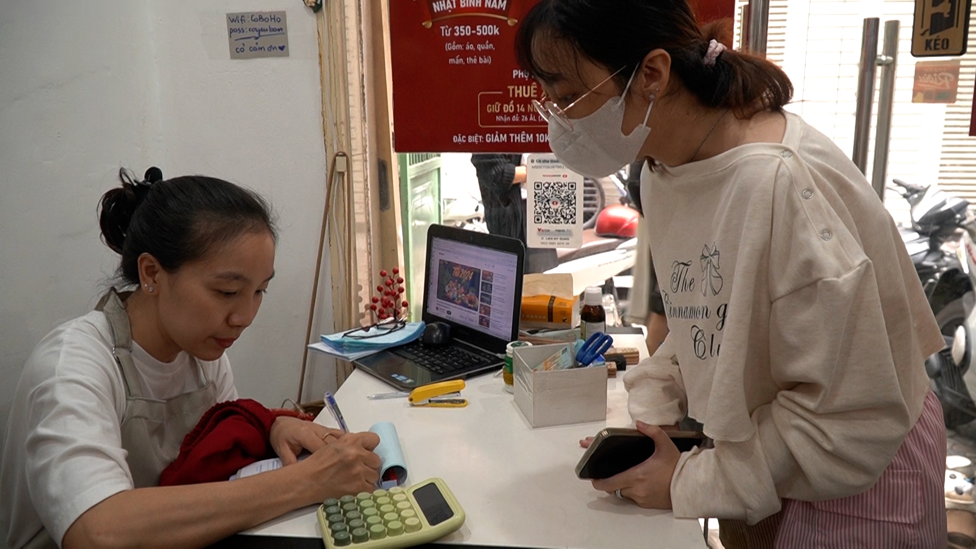 Cửa hàng cho thuê áo dài Tết hoạt động hết công suất- Ảnh 8. Cửa hàng cho thuê áo dài Tết hoạt động hết công suất- Ảnh 8.