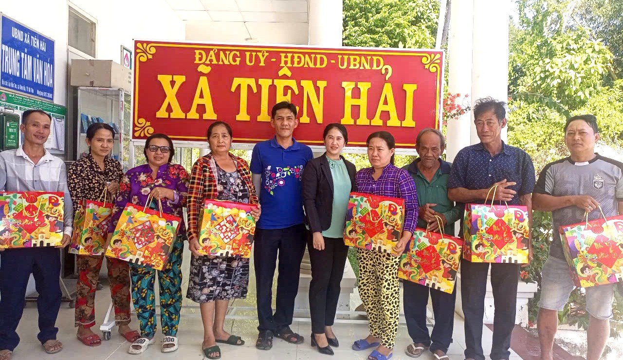 Kiên Giang: Đưa 150 tấn hàng Tết phục vụ bà con ở các xã đảo- Ảnh 2. Kiên Giang: Đưa 150 tấn hàng Tết phục vụ bà con ở các xã đảo- Ảnh 2.
