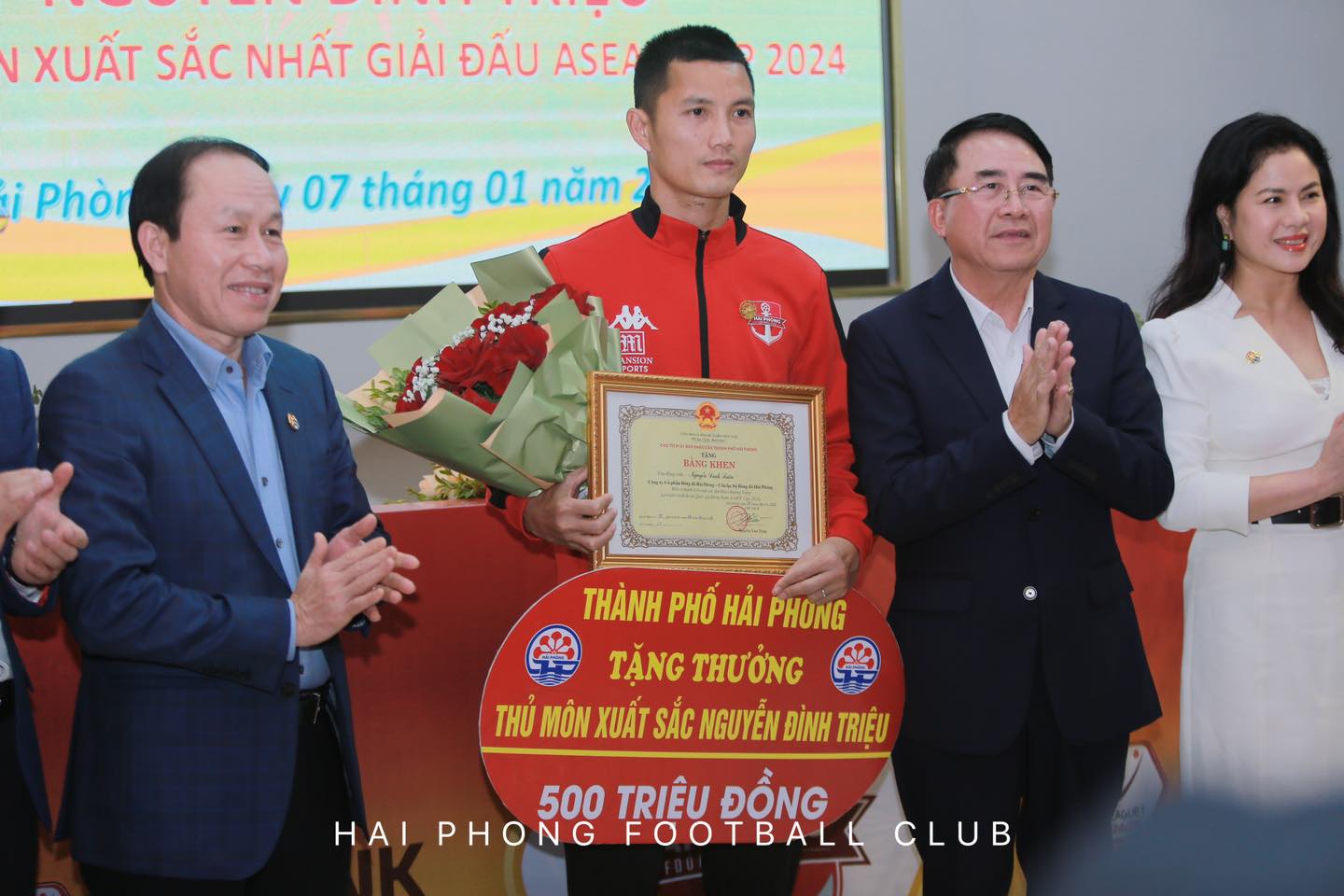 Đội tuyển Việt Nam được thưởng vài chục tỉ đồng sau chiến tích vô địch AFF Cup- Ảnh 5. Đội tuyển Việt Nam được thưởng vài chục tỉ đồng sau chiến tích vô địch AFF Cup- Ảnh 5.