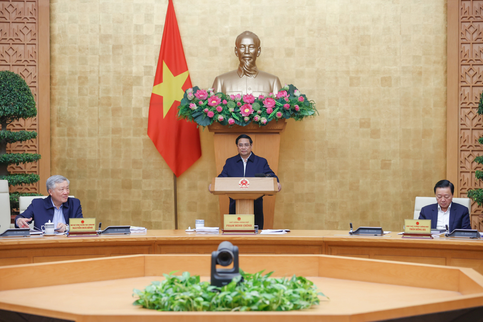 Thủ tướng đề nghị Chính phủ và các bộ, ngành tập trung quản lý nhà nước, xây dựng chiến lược, quy hoạch, chính sách, luật pháp, xây dựng các công cụ kiểm tra, giám sát việc thực thi pháp luật, kiểm soát đầu ra, tránh "ôm đồm" quá nhiều việc cụ thể. Ảnh: VGP/Nhật Bắc