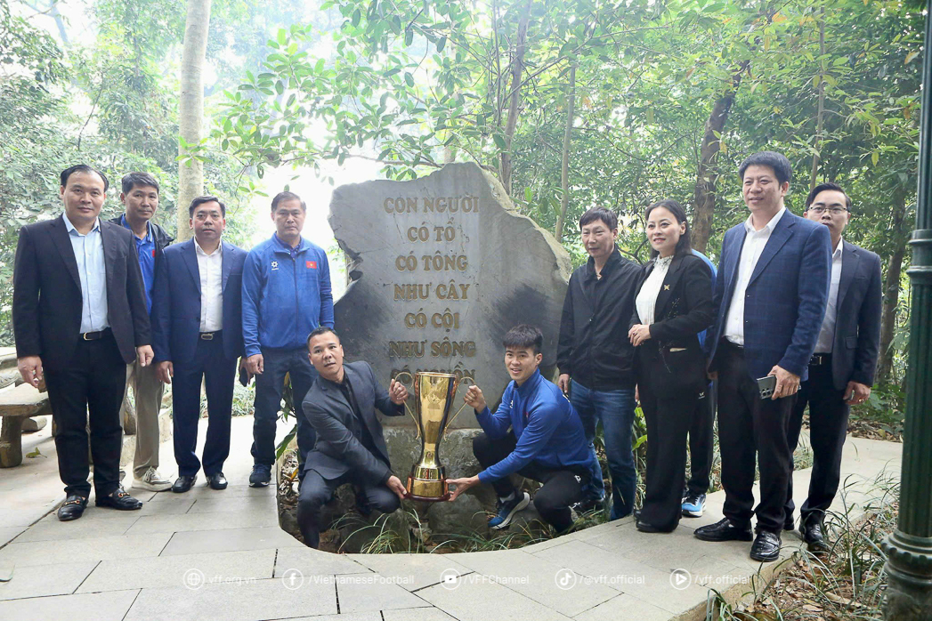 Đội tuyển Việt Nam mang cúp vô địch về đất Tổ, dâng hương báo công các vua Hùng- Ảnh 3. Đội tuyển Việt Nam mang cúp vô địch về đất Tổ, dâng hương báo công các vua Hùng- Ảnh 3.