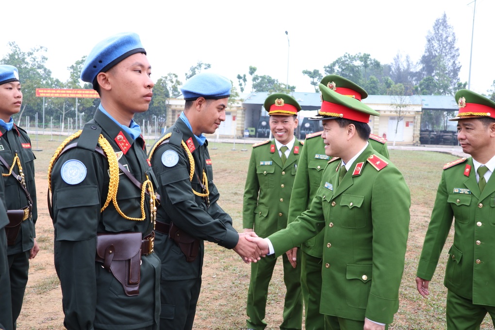 Tư lệnh Cảnh sát cơ động kiểm tra công tác huấn luyện các khối diễu binh - 2 Tư lệnh Cảnh sát cơ động kiểm tra công tác huấn luyện các khối diễu binh - 2