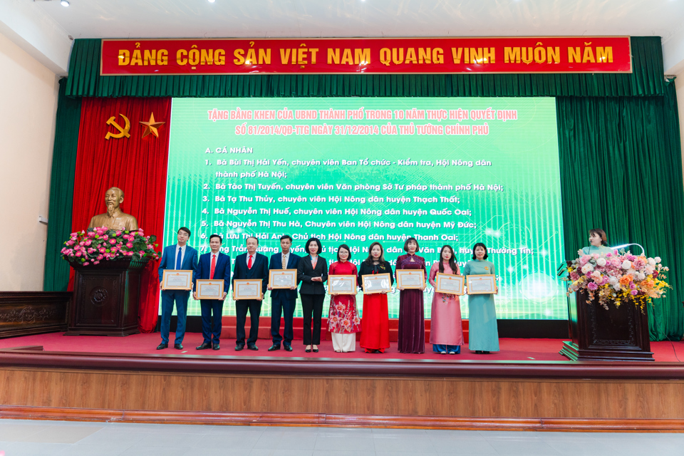 Phó Chủ tịch Thường trực HĐND TP Hà Nội Phùng Thị Hồng Hà trao Bằng khen của UBND TP Hà Nội cho 10 cá nhân có thành tích xuất sắc trong thực hiện Nghị quyết số 81/2014 của Thủ tướng Chính phủ.