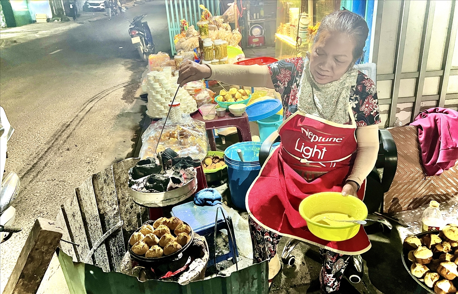 Bà Lệ đã có hơn 40 năm trong nghề làm bánh thuẫn Bà Lệ đã có hơn 40 năm trong nghề làm bánh thuẫn
