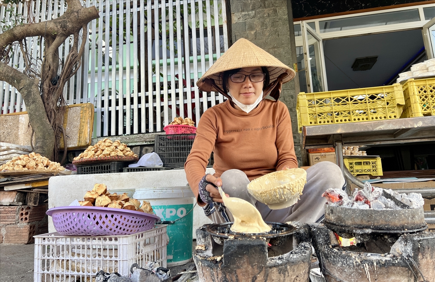 Chị Đào có bí quyết làm bánh thuẫn thơm ngon, hấp dẫn, được nhiều khách hàng gần xa chọn mua Chị Đào có bí quyết làm bánh thuẫn thơm ngon, hấp dẫn, được nhiều khách hàng gần xa chọn mua