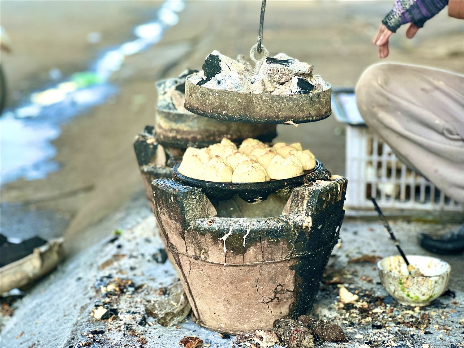 Người làm bánh dùng khuôn có lửa than phía trên để đậy lại nướng bánh thuẫn Người làm bánh dùng khuôn có lửa than phía trên để đậy lại nướng bánh thuẫn