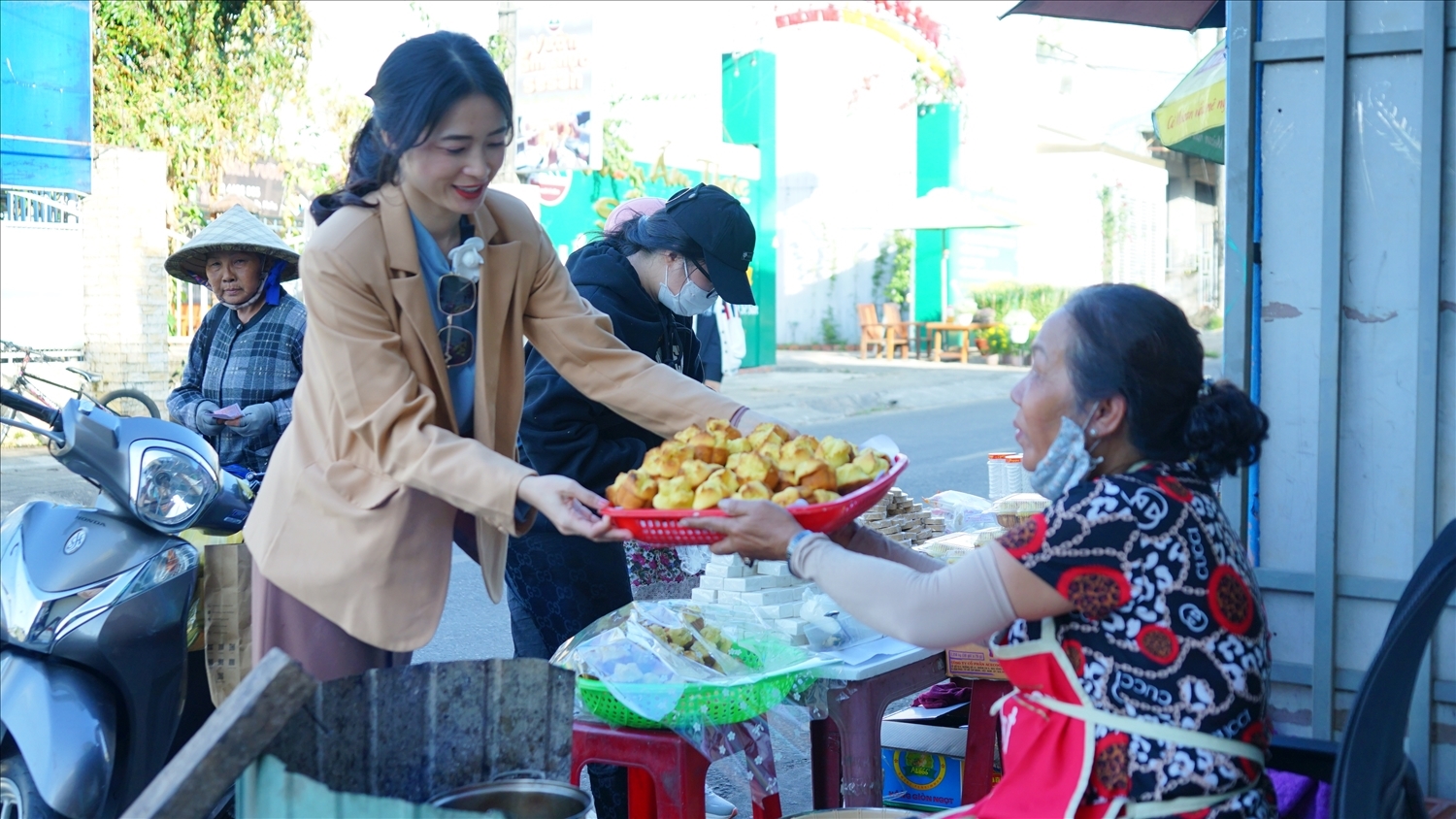 Người dân phố núi Pleiku giữ nghề truyền thống làm bánh thuẫn phục vụ nhu cầu khách trong dịp Tết Người dân phố núi Pleiku giữ nghề truyền thống làm bánh thuẫn phục vụ nhu cầu khách trong dịp Tết