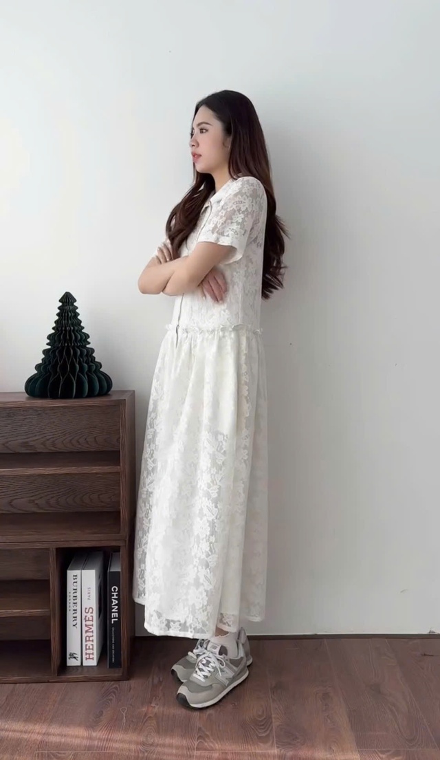 Vẻ đẹp thanh lịch từ công sở đến dạo phố với trang phục ren- Ảnh 8. Vẻ đẹp thanh lịch từ công sở đến dạo phố với trang phục ren- Ảnh 8.