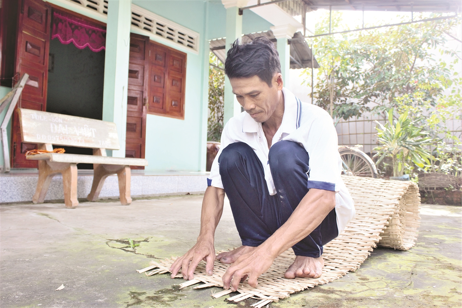 Ông Đỗ Hoàng Phong miệt mài giữ nghề. Ông Đỗ Hoàng Phong miệt mài giữ nghề.